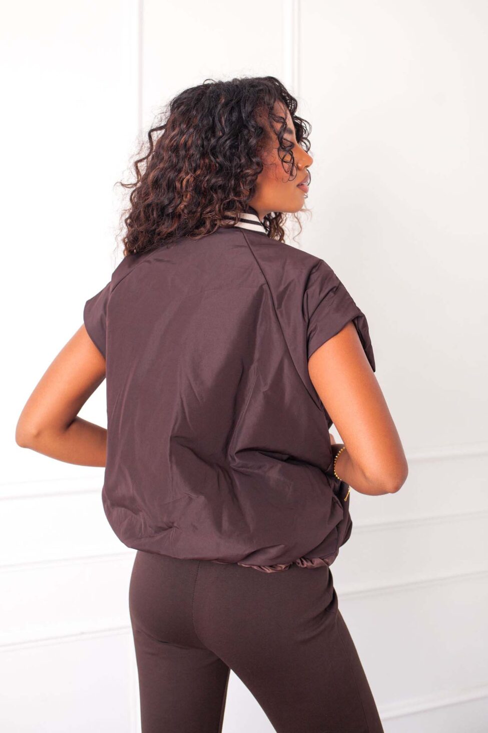 Amoret crop αμάνικο μπουφάν καφέ - Image 3