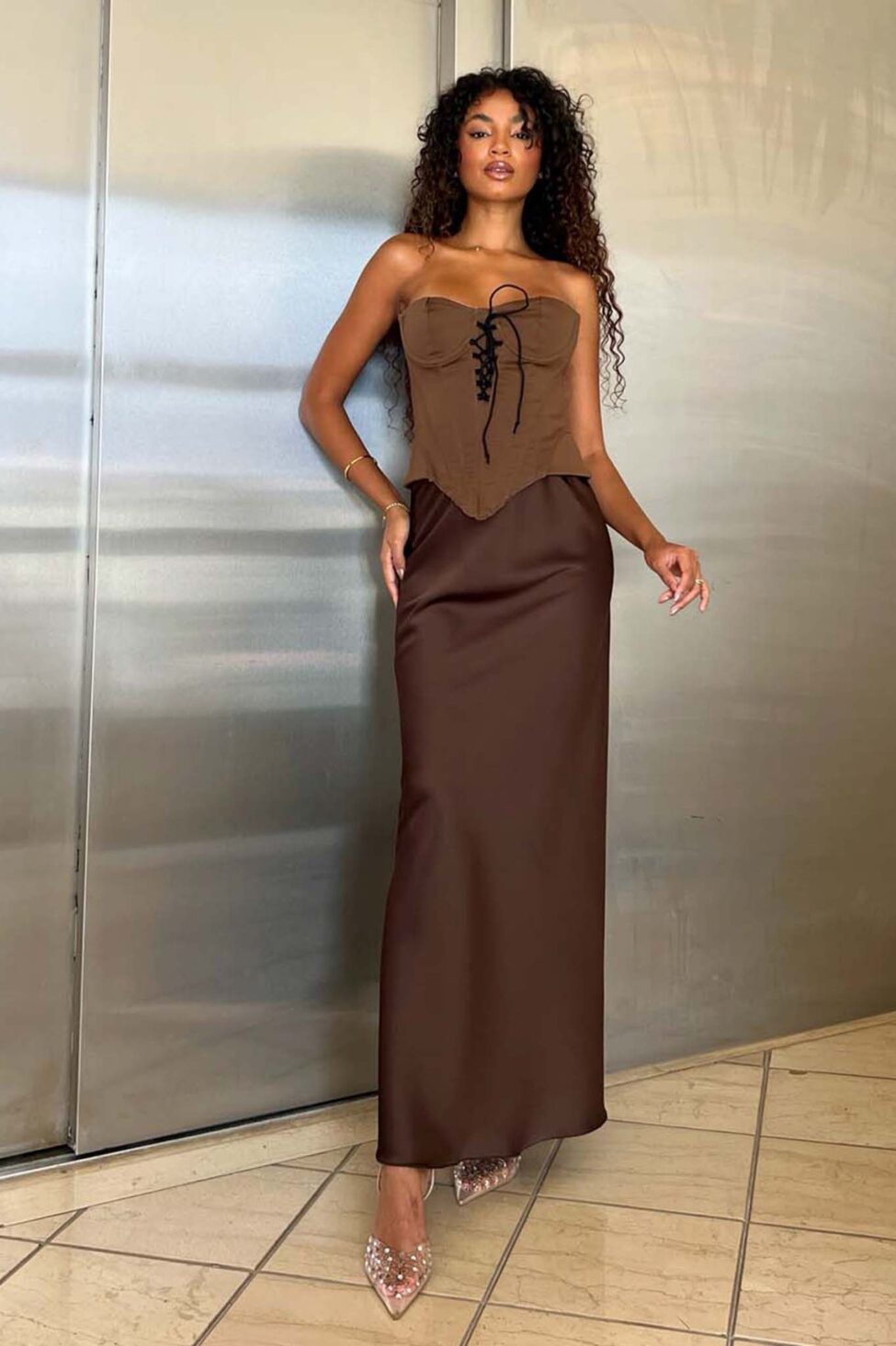 Lumen μακριά φούστα με όψη σατέν καφέ - Image 2