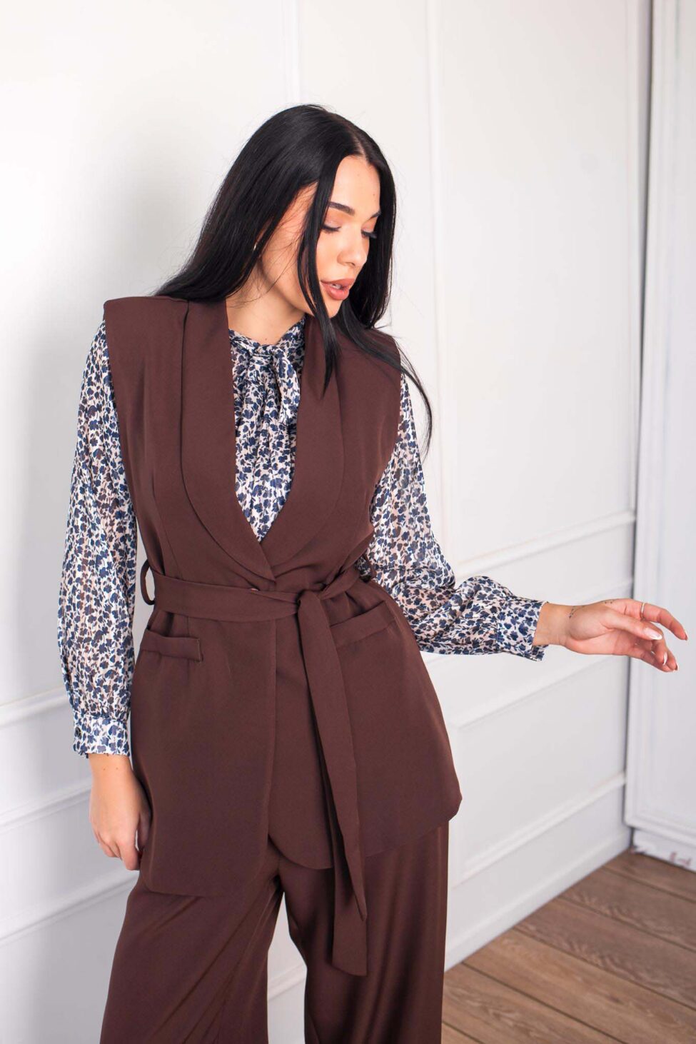 Lynvo σετ γιλέκο-παντελόνι καφέ - Image 2