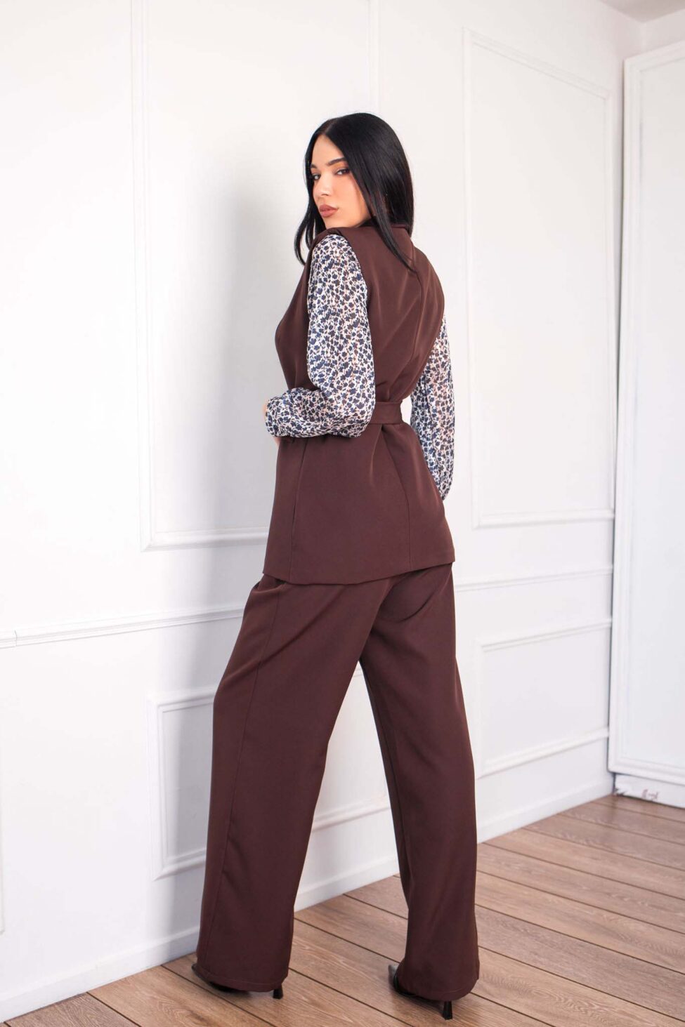 Lynvo σετ γιλέκο-παντελόνι καφέ - Image 4