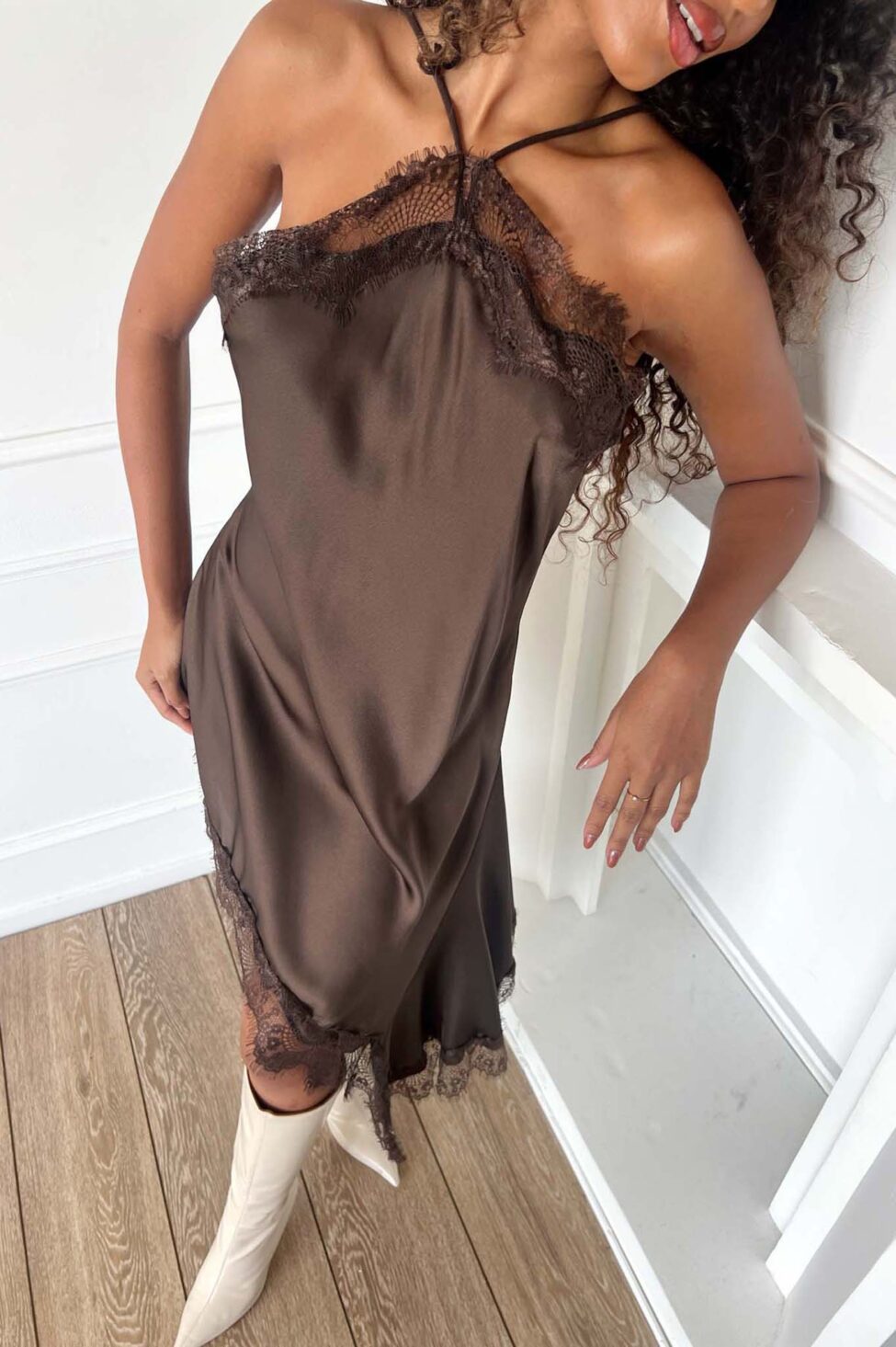 Enzo σατέν φόρεμα με δαντέλα καφέ - Image 3