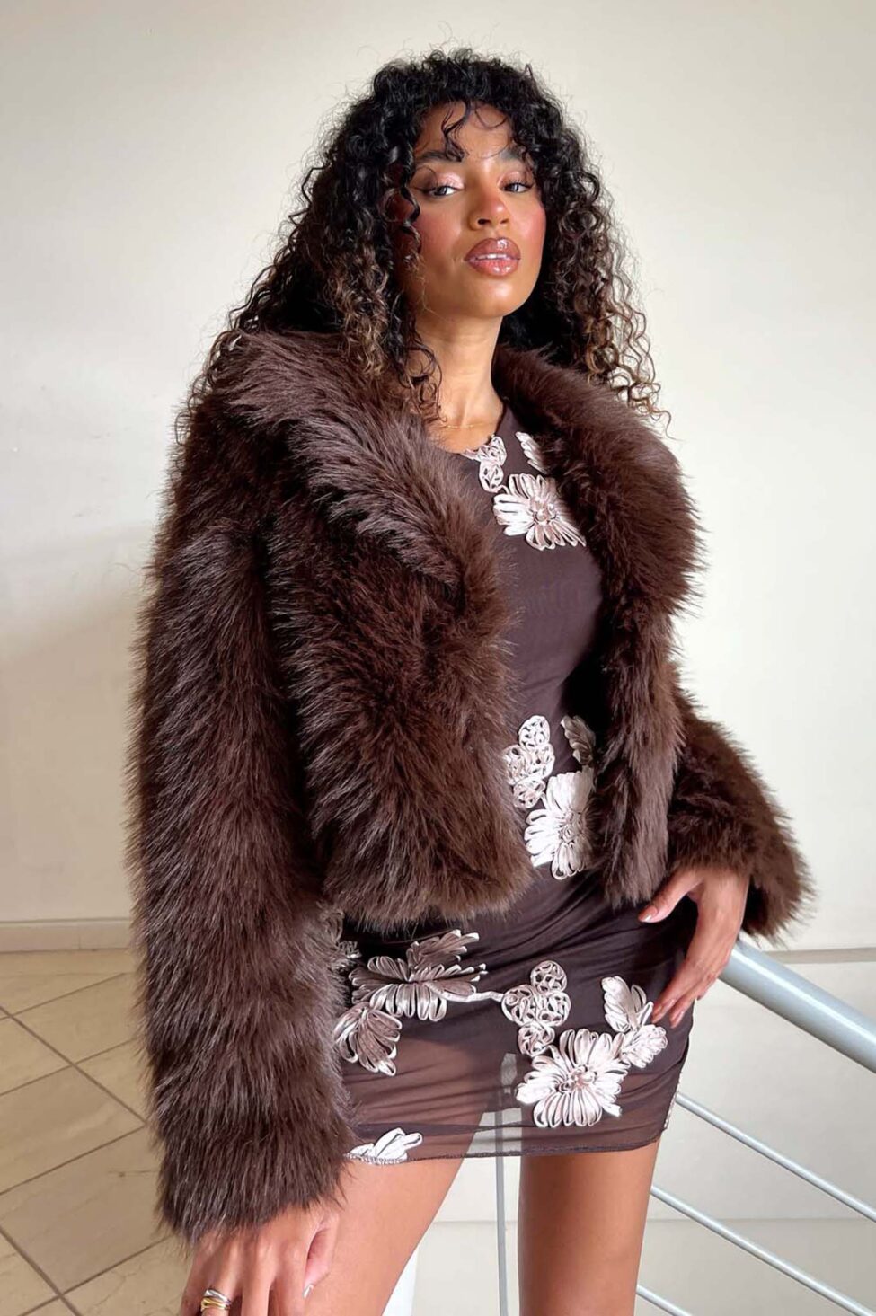 Foxy Lady κοντή οικολογική γούνα καφέ σκούρο - Image 2