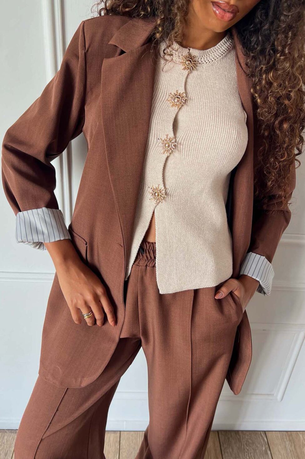 Iryna Σετ σακάκι-παντελόνι καφέ - Image 3