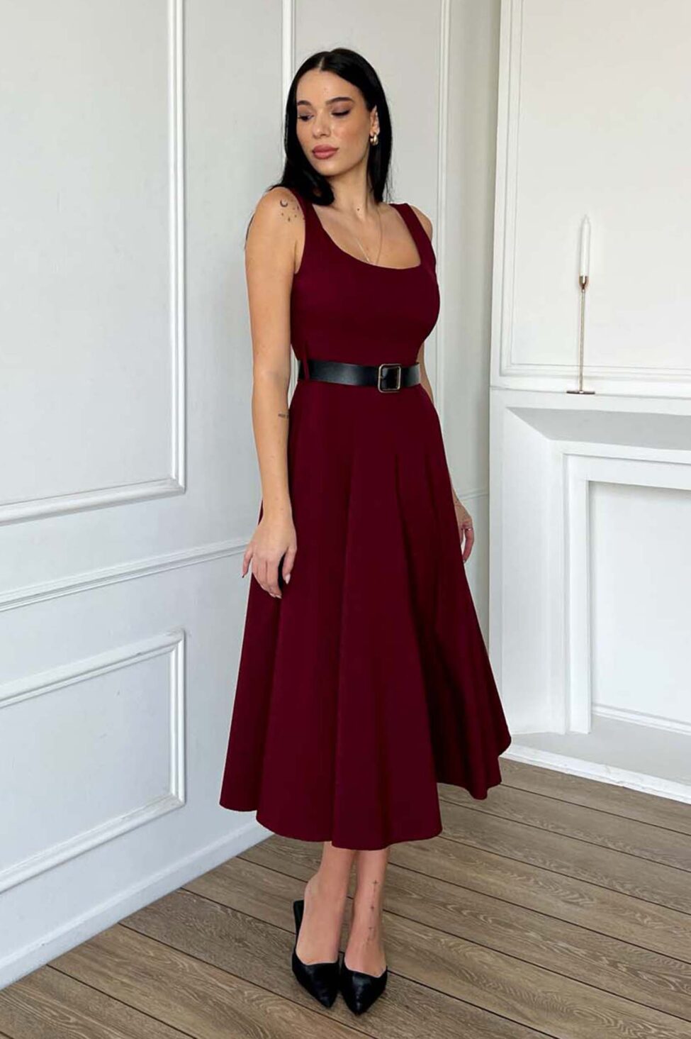 Melvin μίντι φόρεμα με ζώνη μπορντό - Image 2