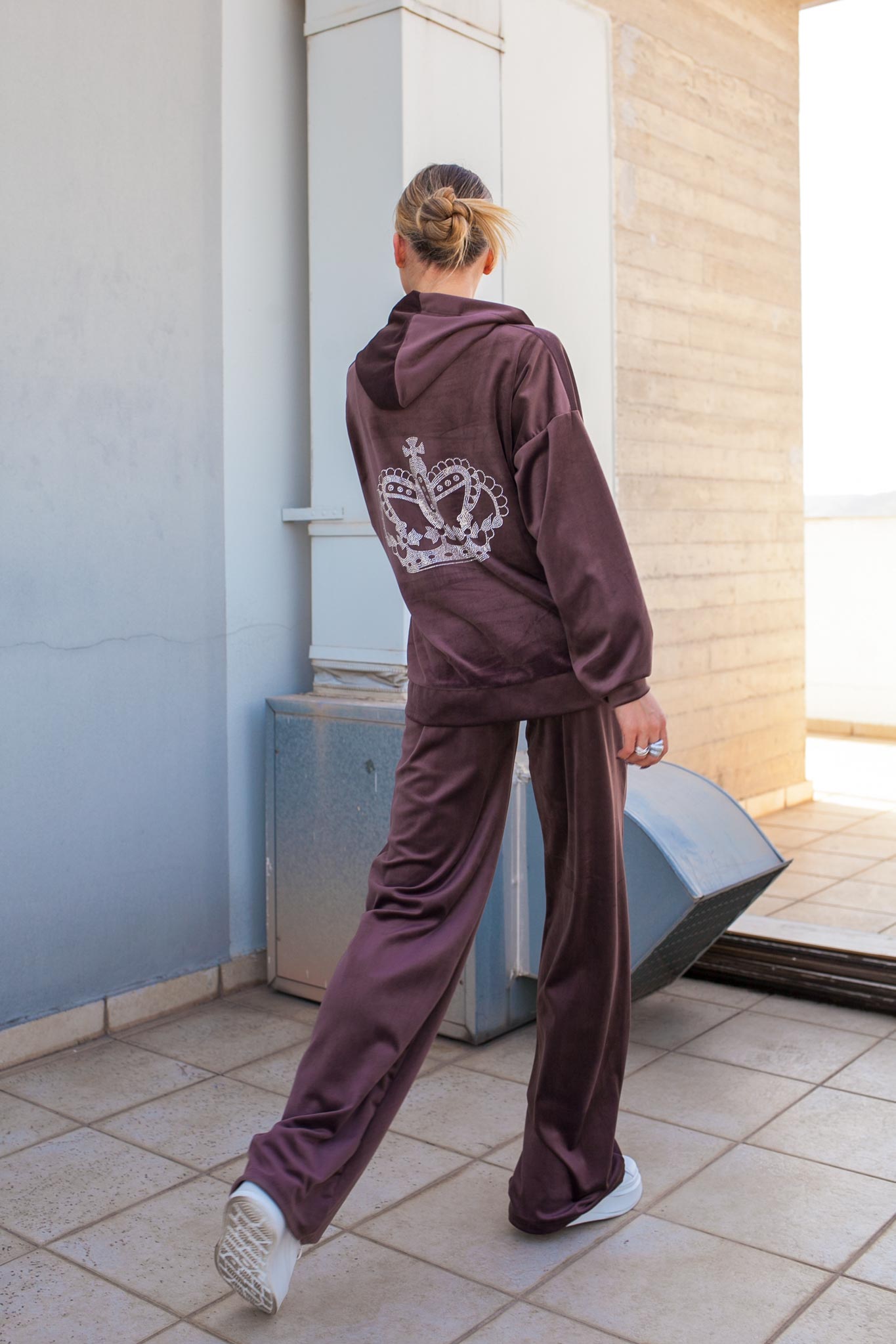 Aura σετ ζακέτα-παντελόνι βελούδινο με strass καφέ Aura σετ ζακέτα-παντελόνι βελούδινο με strass καφέ - Image 1