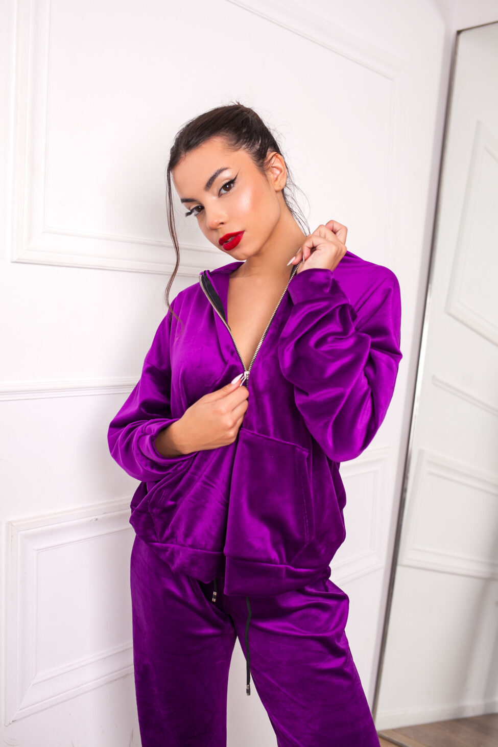 Aura σετ ζακέτα-παντελόνι βελούδινο με strass μωβ - Image 4