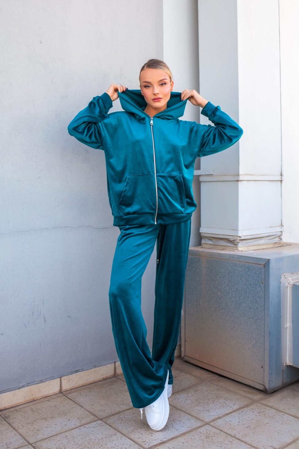 Aura σετ ζακέτα-παντελόνι βελούδινο με strass πετρόλ - Image 2