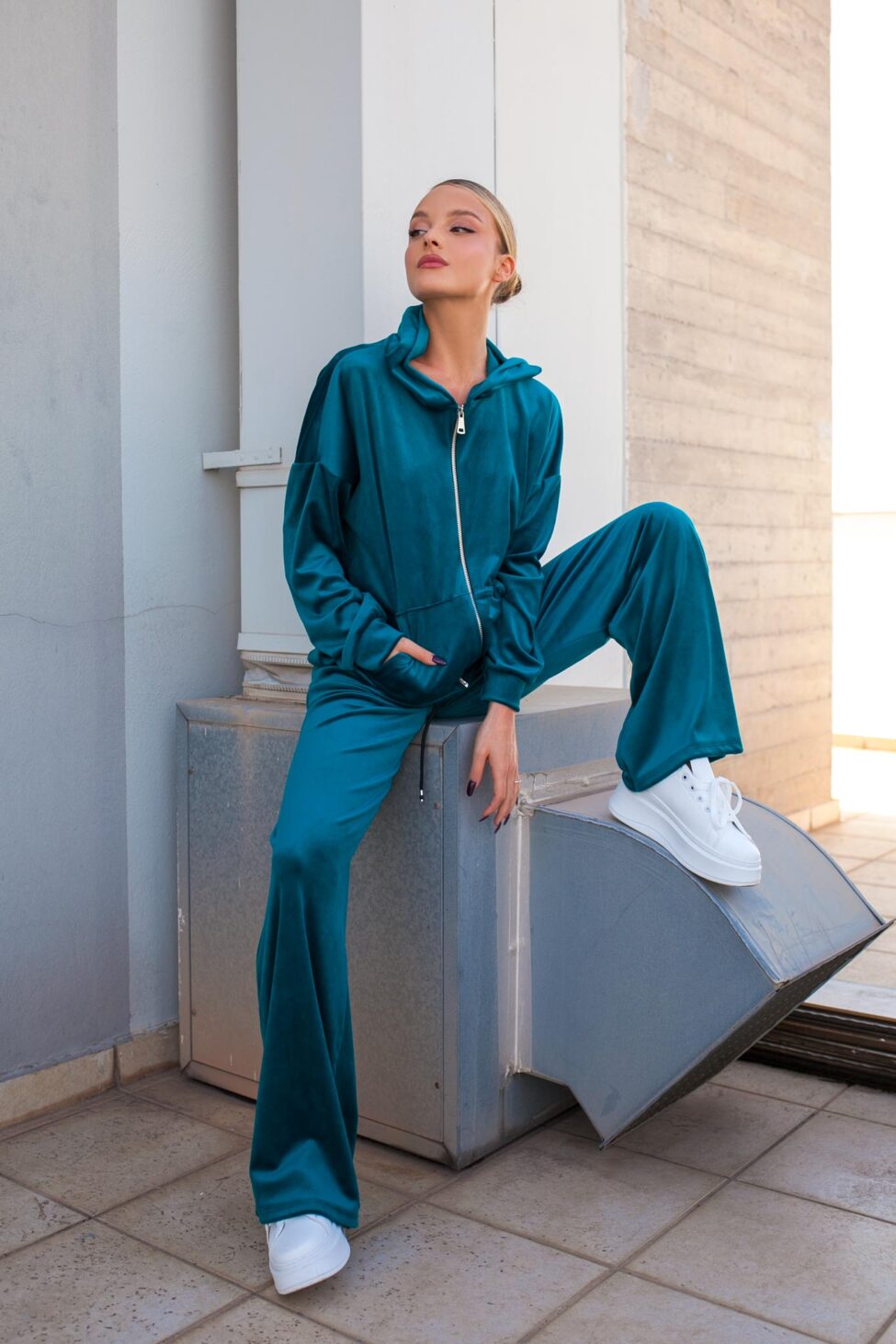 Aura σετ ζακέτα-παντελόνι βελούδινο με strass πετρόλ - Image 3