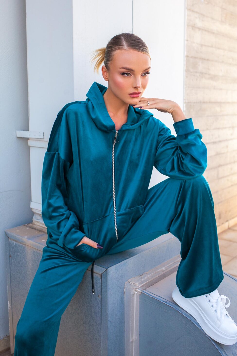 Aura σετ ζακέτα-παντελόνι βελούδινο με strass πετρόλ - Image 4