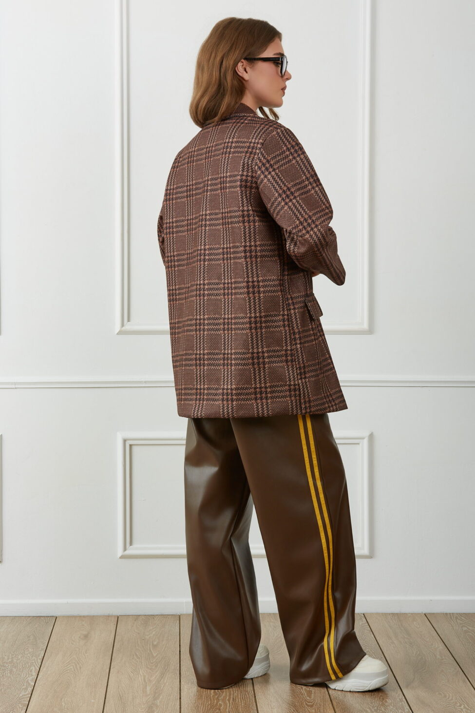 Eightball παντελόνι με ρίγες οικολογικό δέρμα καφέ - Image 3