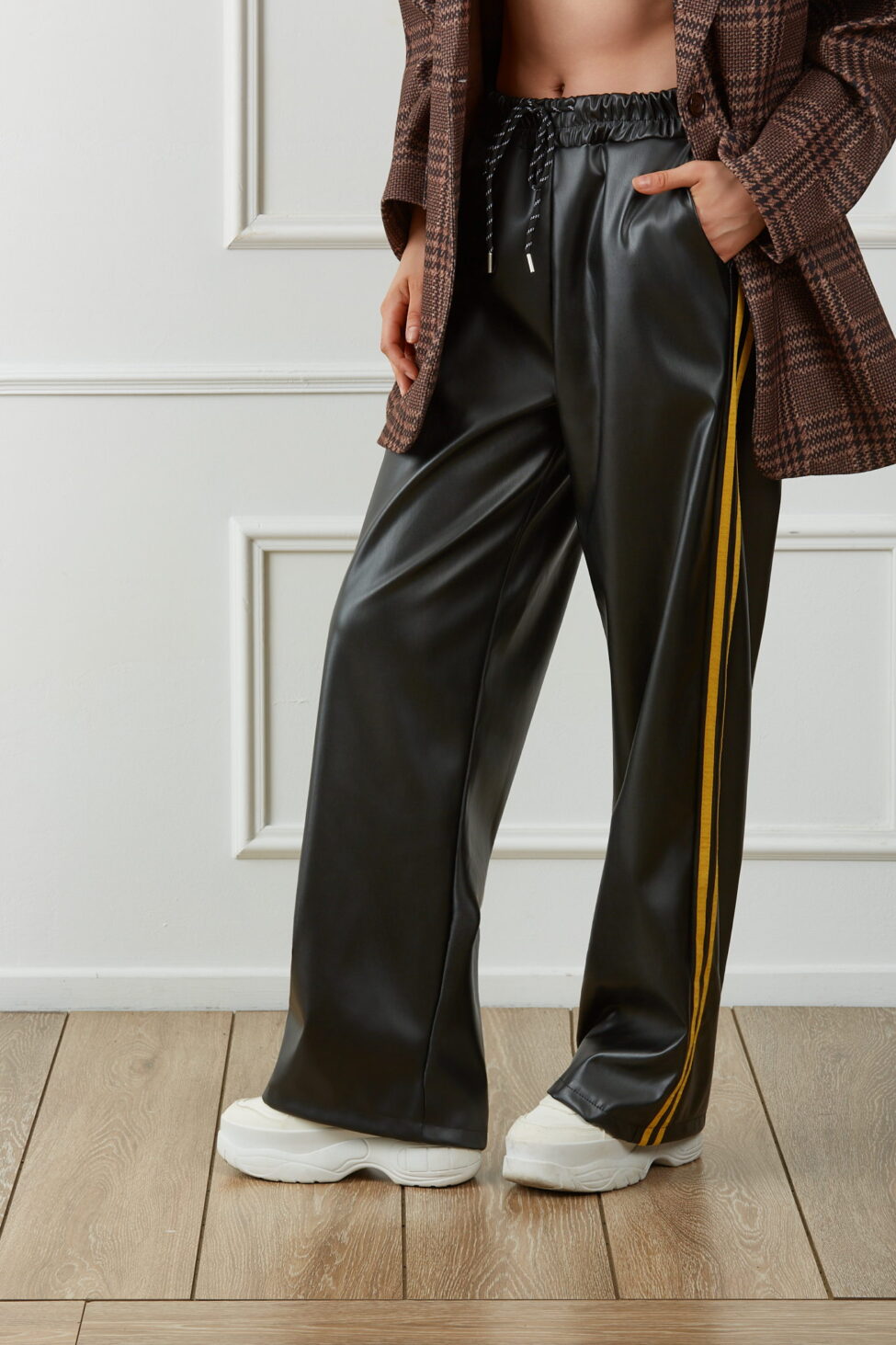 Eightball παντελόνι με ρίγες οικολογικό δέρμα μαύρο - Image 2