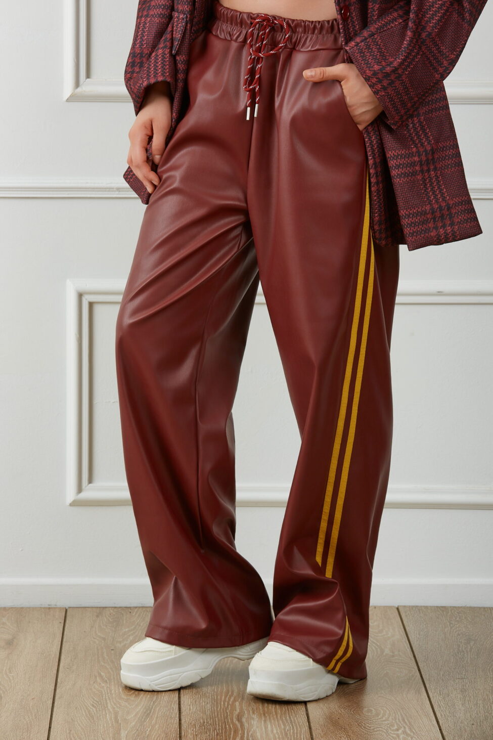 Eightball παντελόνι με ρίγες οικολογικό δέρμα μπορντό - Image 2
