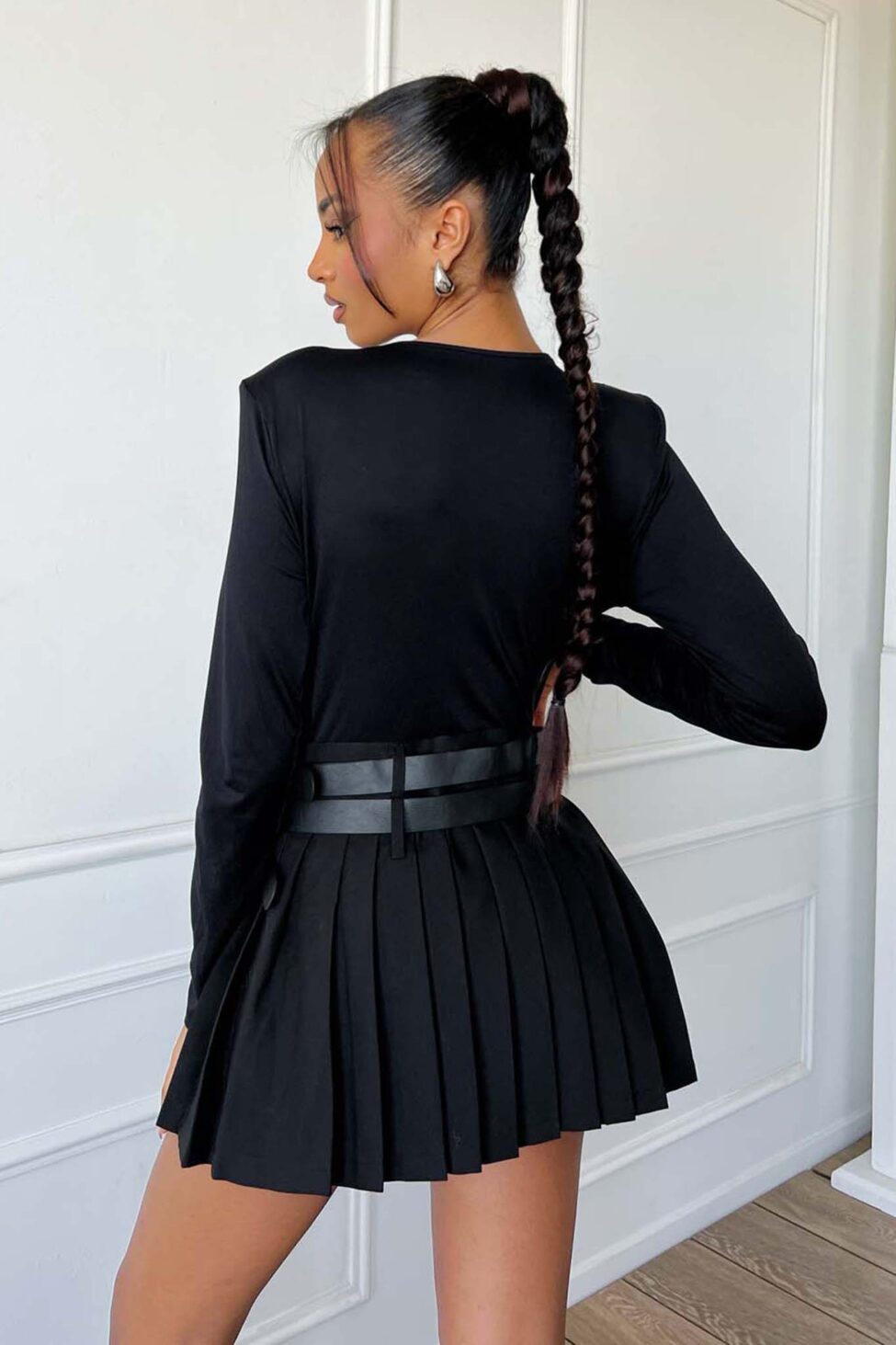 Edelvais μίνι φούστα με πιέτες και ζωνάκια μαύρο - Image 2