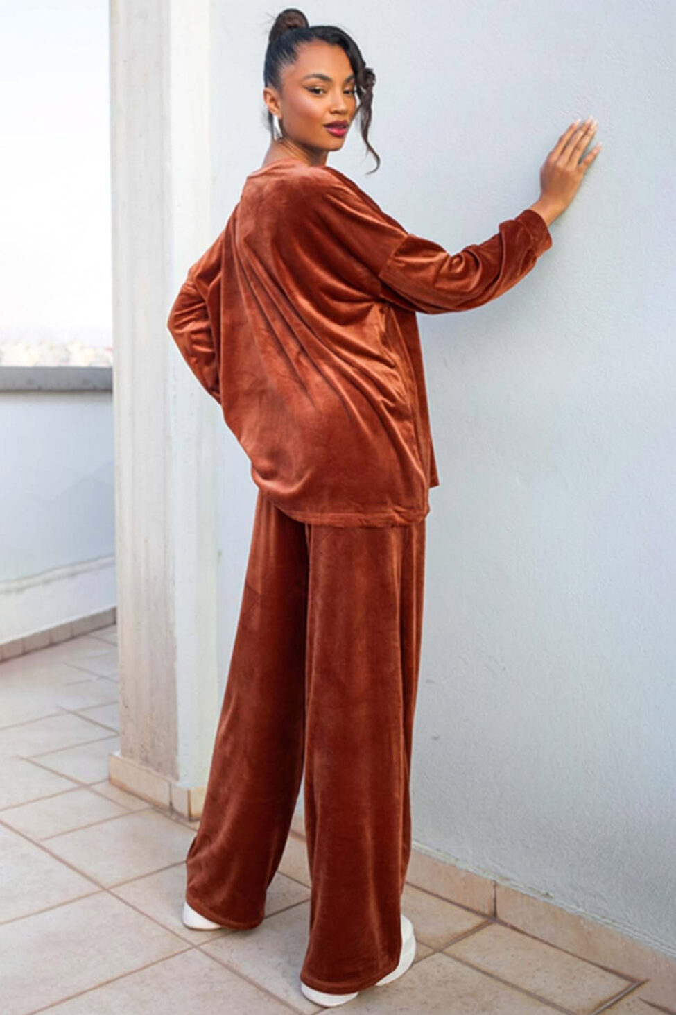 Vessaro σετ μπλούζα-παντελόνι με βελούδινη υφή εκάι - Image 2