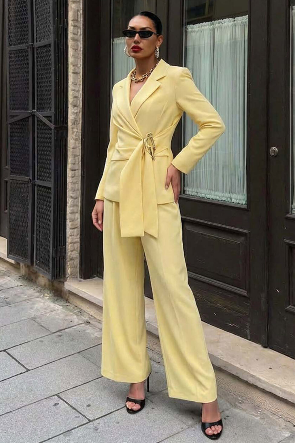 Agnese σετ σακάκι με αγκράφα και παντελόνι κίτρινο - Image 2