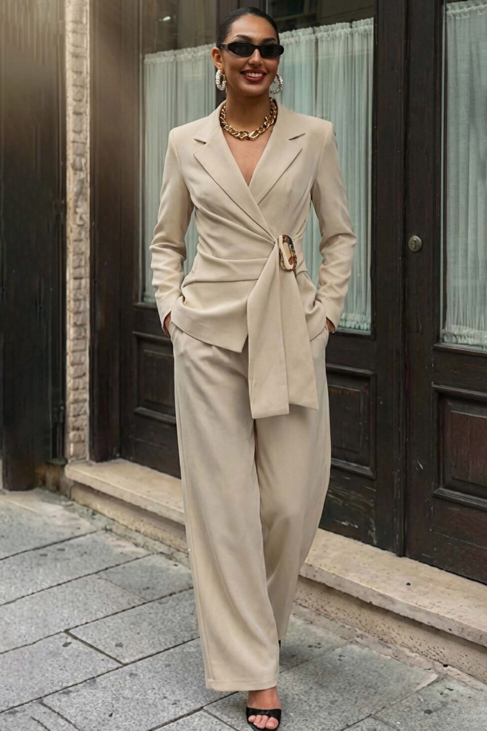 Agnese σετ σακάκι με αγκράφα και παντελόνι μπεζ - Image 2