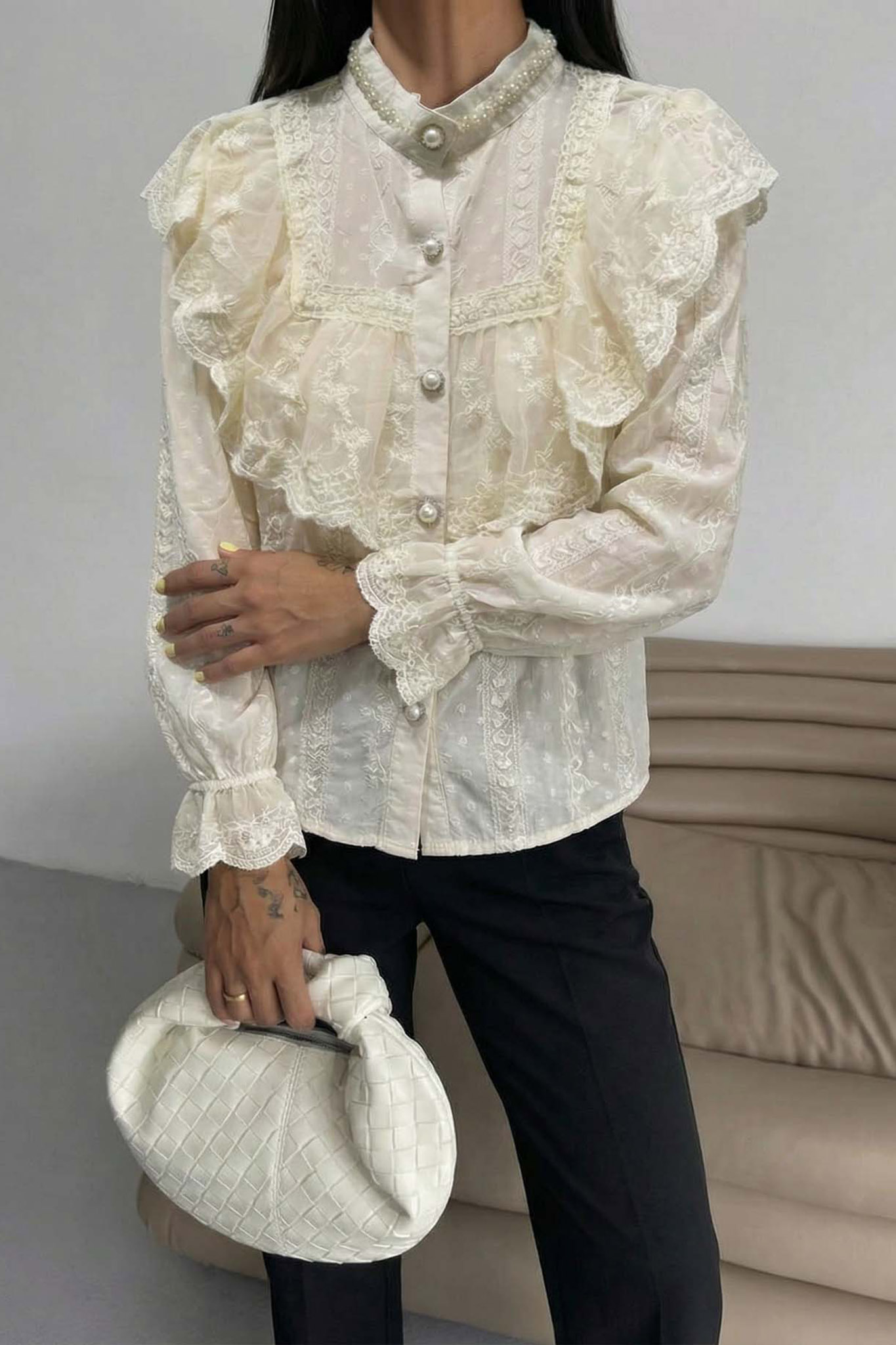 Baden πουκάμισο με βολάν και πέρλες στον γιακά εκρού Baden πουκάμισο με βολάν και πέρλες στον γιακά εκρού - Image 1