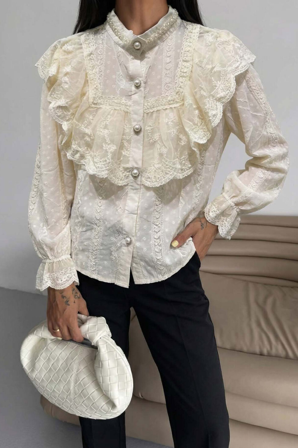 Baden πουκάμισο με βολάν και πέρλες στον γιακά εκρού - Image 2