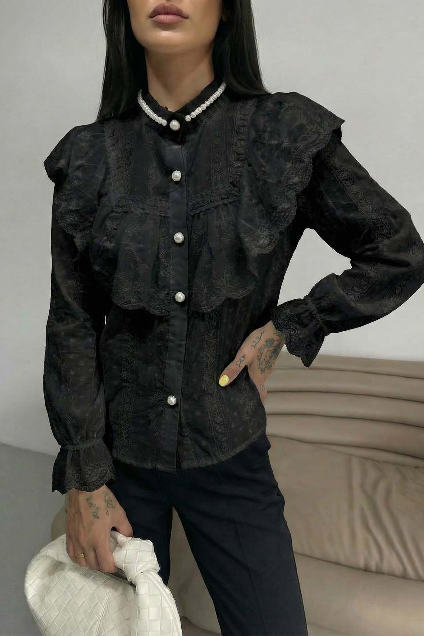 Baden πουκάμισο με βολάν και πέρλες στον γιακά μαύρο Baden πουκάμισο με βολάν και πέρλες στον γιακά μαύρο - Image 1
