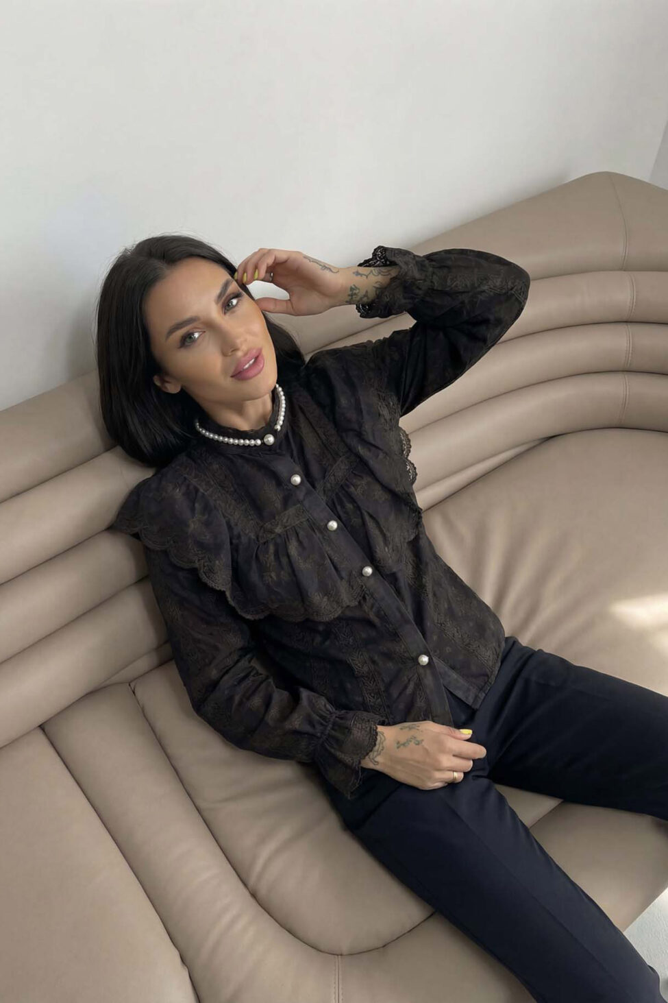 Baden πουκάμισο με βολάν και πέρλες στον γιακά μαύρο - Image 2