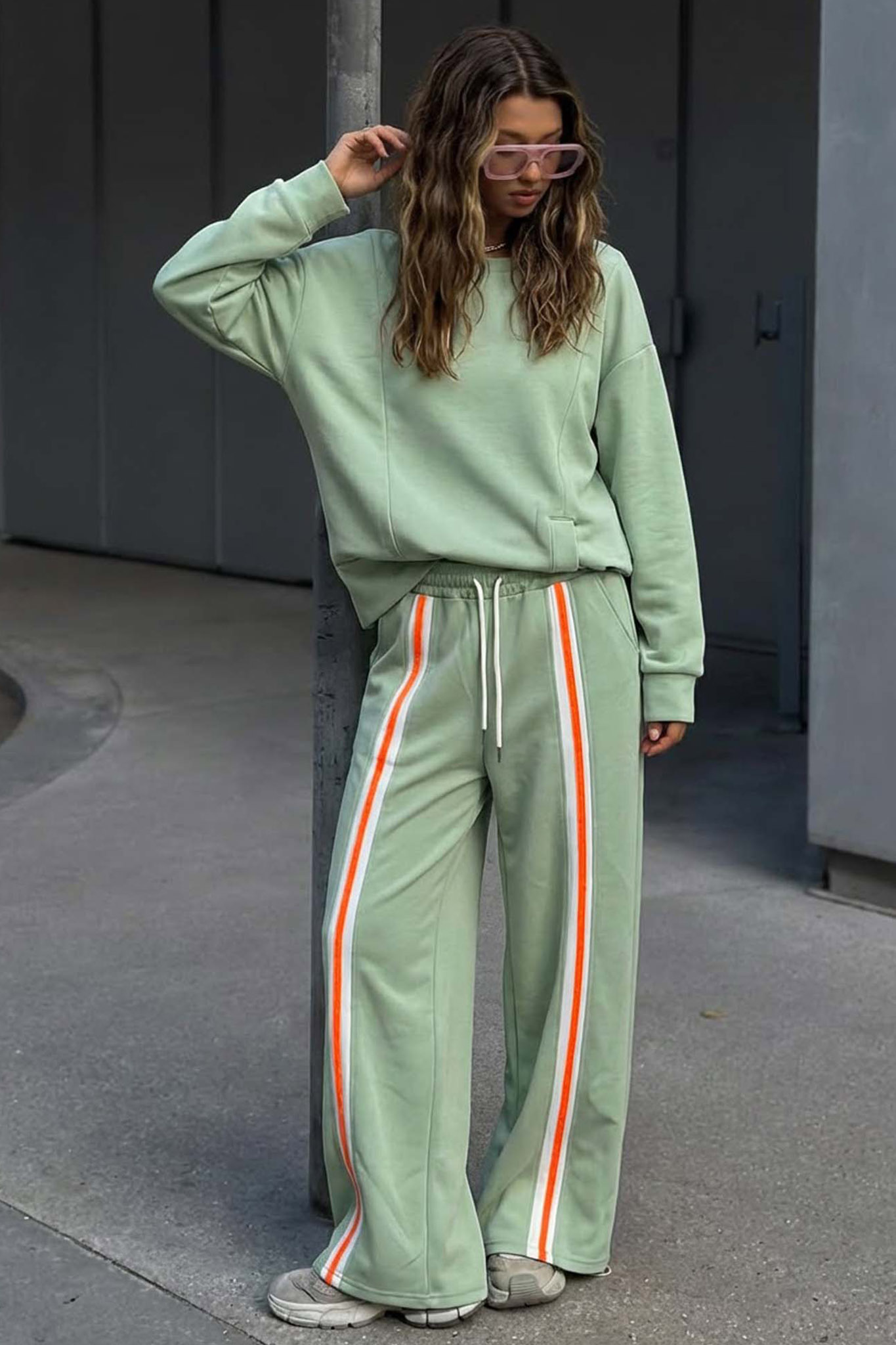 Fabricia σετ φούτερ παντελόνι με ριγές στο μπροστινό μέρος φυστικί Fabricia σετ φούτερ παντελόνι με ριγές στο μπροστινό μέρος φυστικί - Image 1