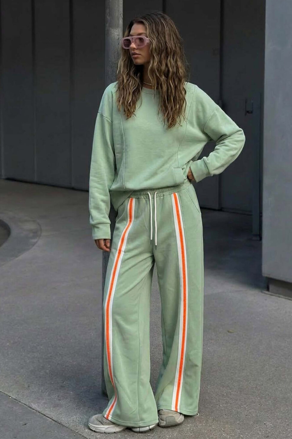 Fabricia σετ φούτερ παντελόνι με ριγές στο μπροστινό μέρος φυστικί - Image 2