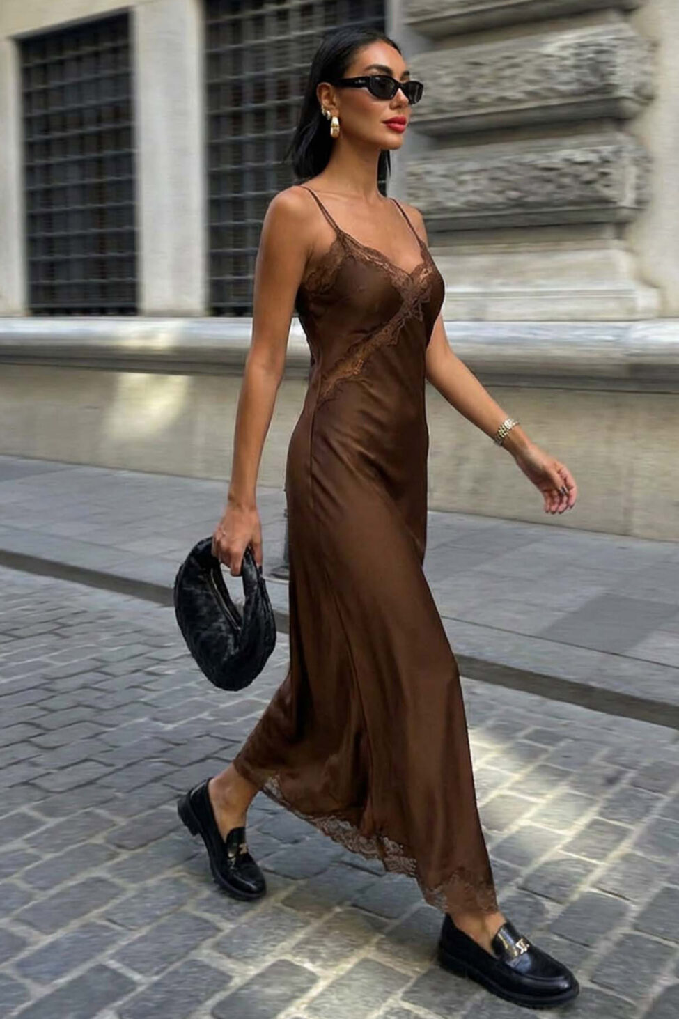 Loreta φόρεμα μίντι σατέν με δαντέλα καφέ - Image 2