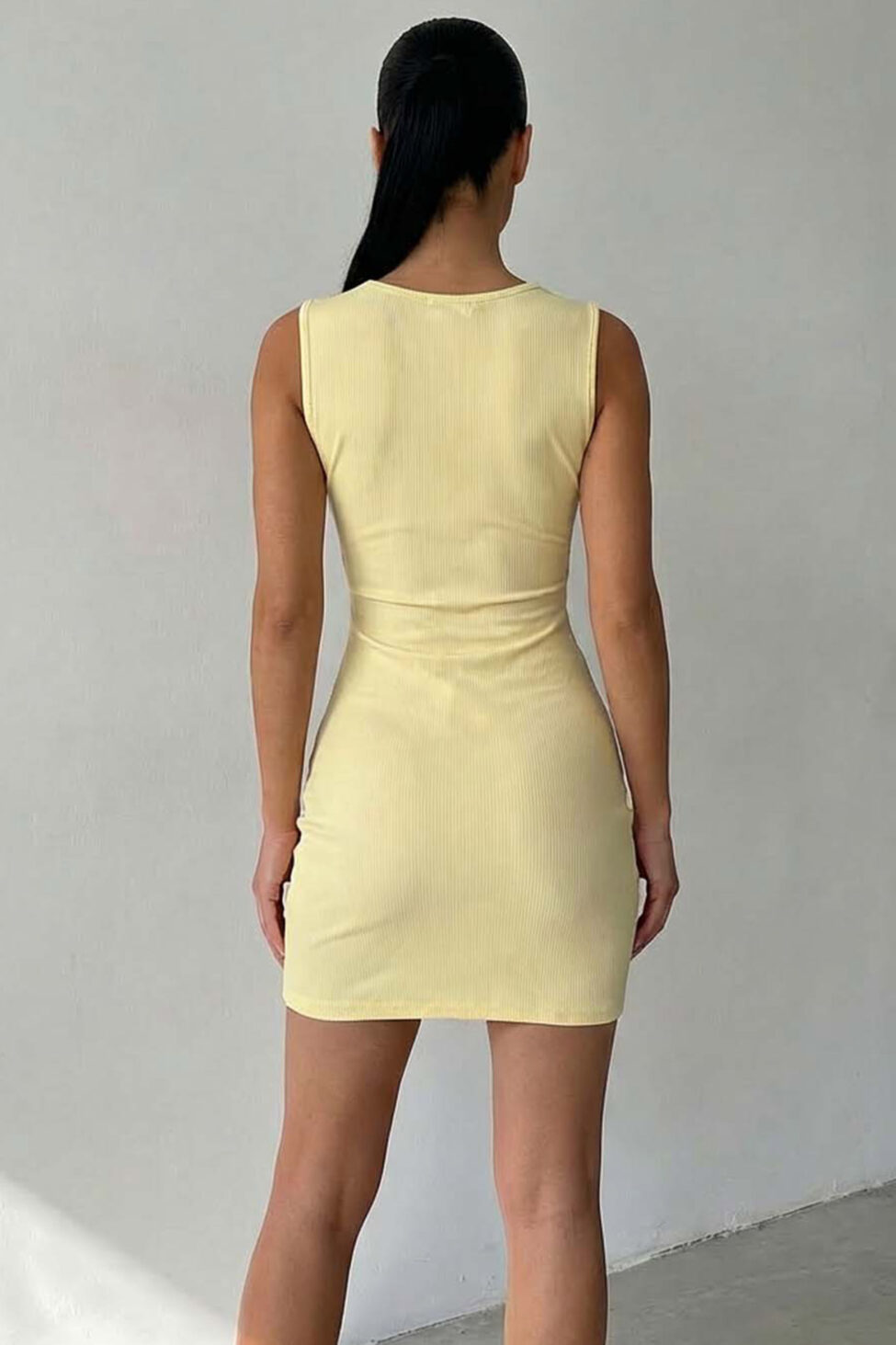 Occupy μίνι φόρεμα με σούρες και ασύμμετρο τελείωμα κίτρινο - Image 2