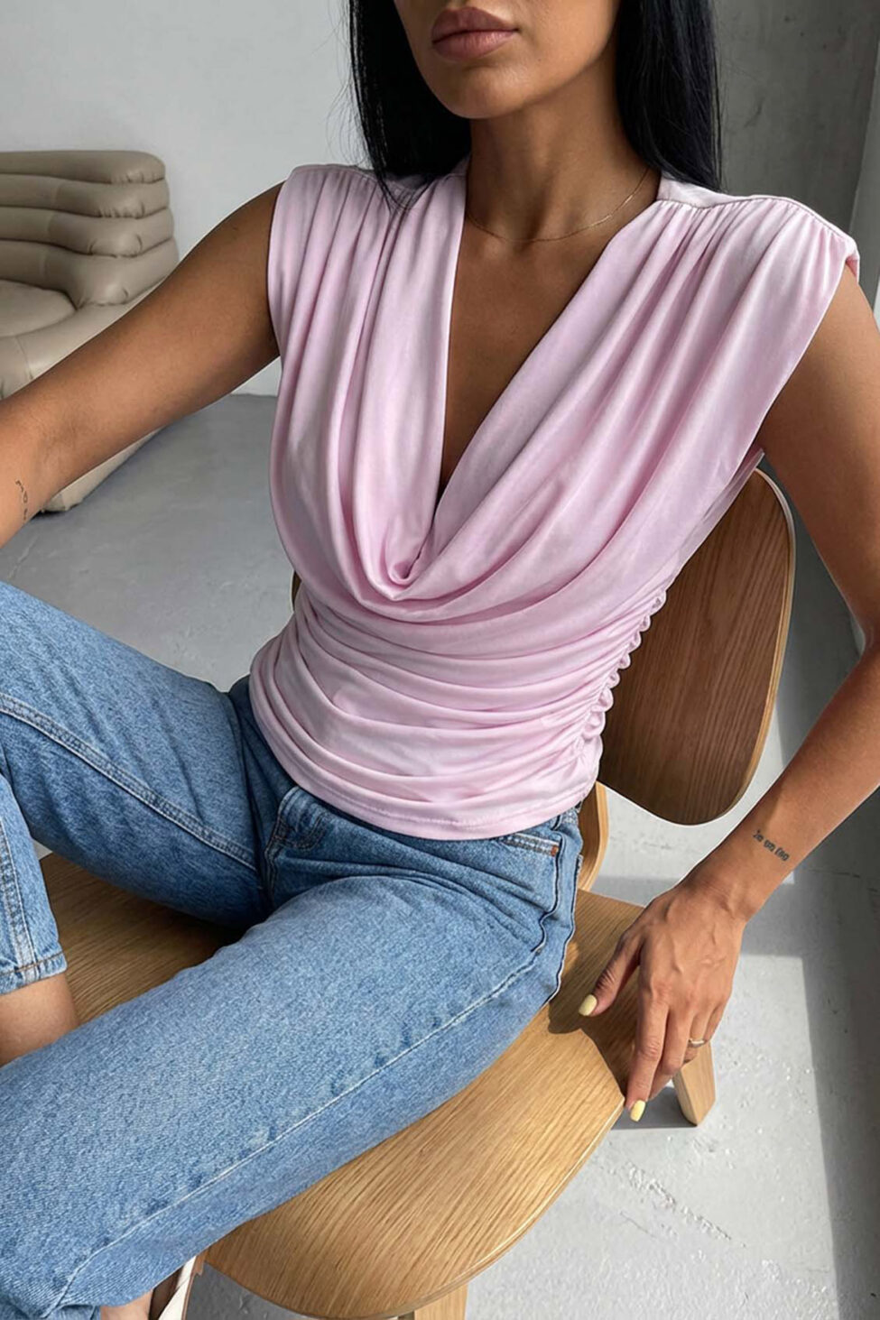 Priscilla τοπ με ντραπέ λαιμόκοψη και πλαϊνές σούρες ροζ - Image 2