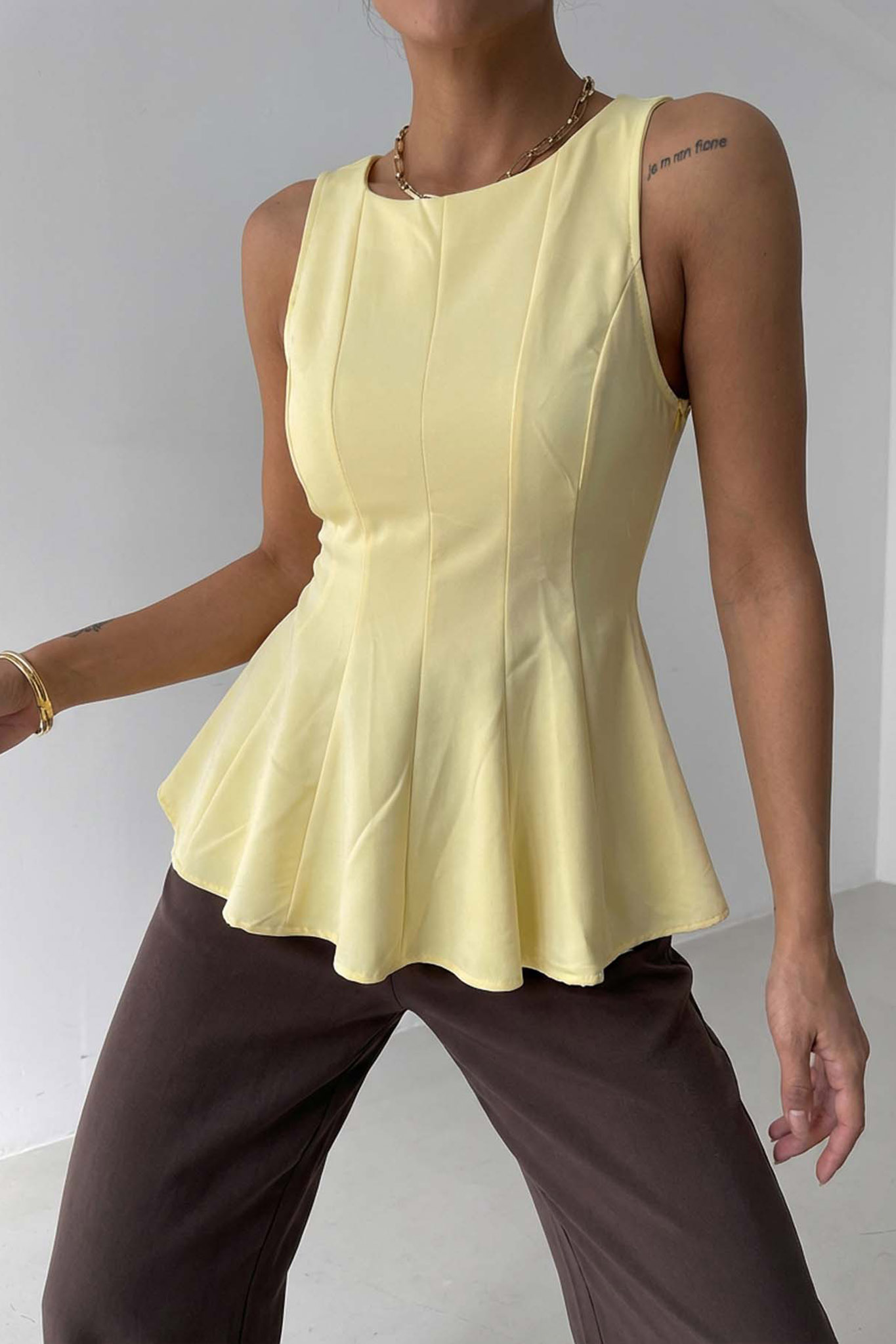 Provide αμάνικη μπλούζα με βολάν στο τελείωμα κίτρινο Provide αμάνικη μπλούζα με βολάν στο τελείωμα κίτρινο - Image 1