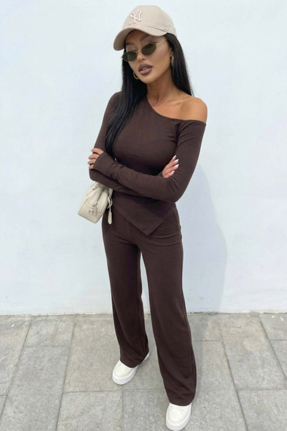 Aaron σετ μπλούζα με ασύμερτο τελείωμα και παντελόνι καφέ - Image 2