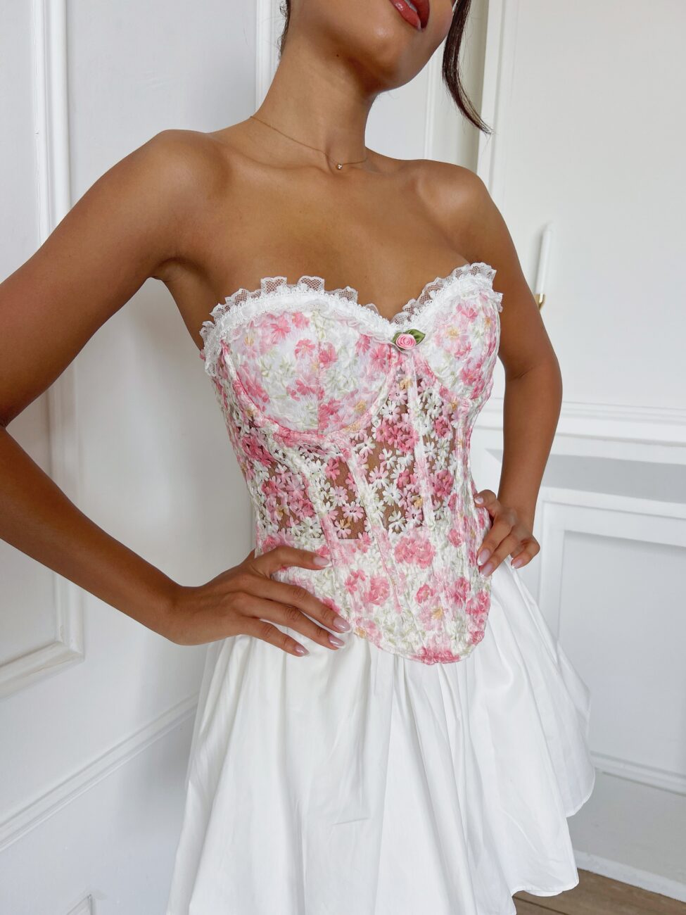 Alena στράπλες φλοράλ κόρσες με δαντέλα και κέντημα ροζ - Image 2