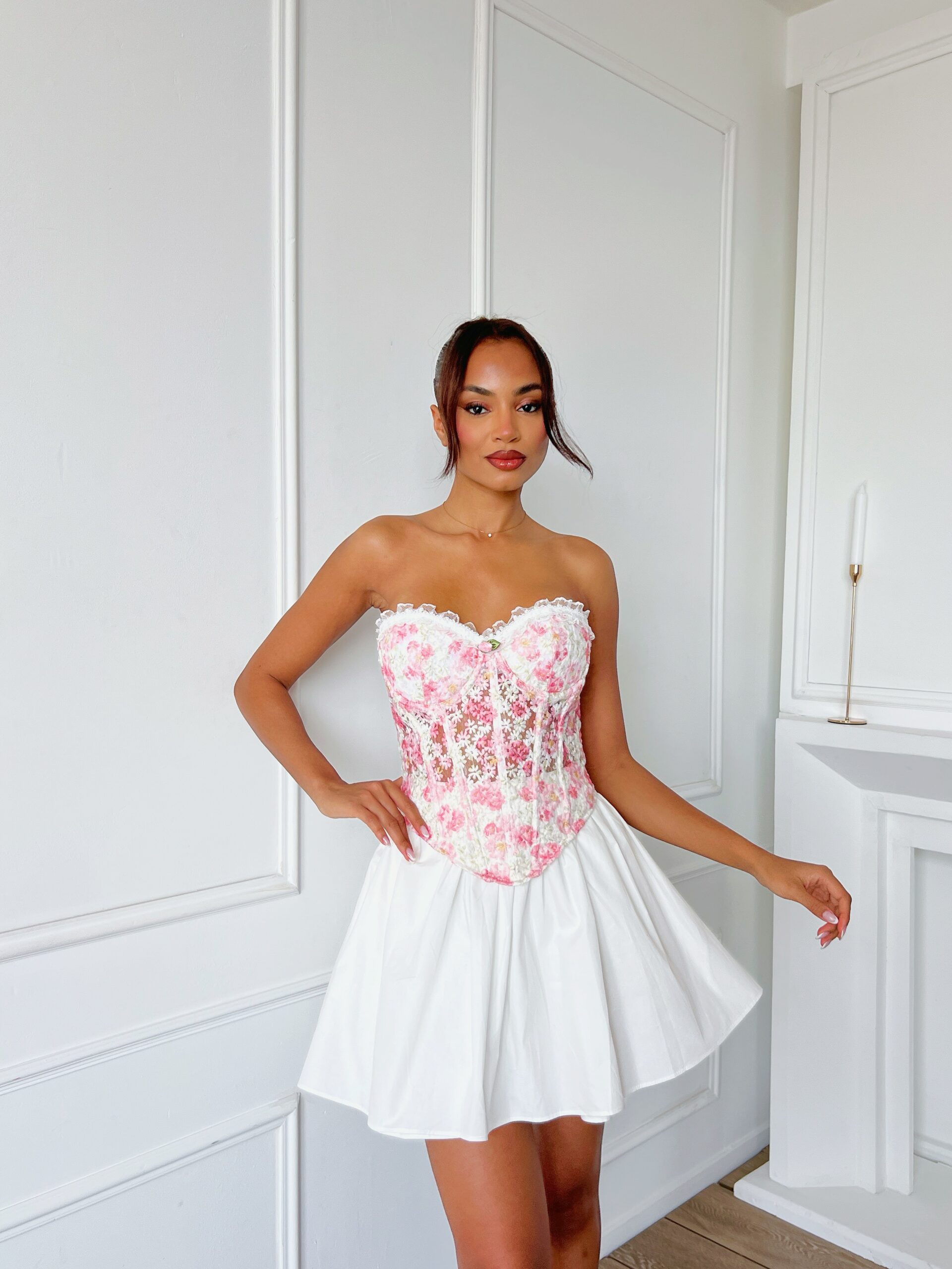 Alena στράπλες φλοράλ κόρσες με δαντέλα και κέντημα ροζ - Image 1