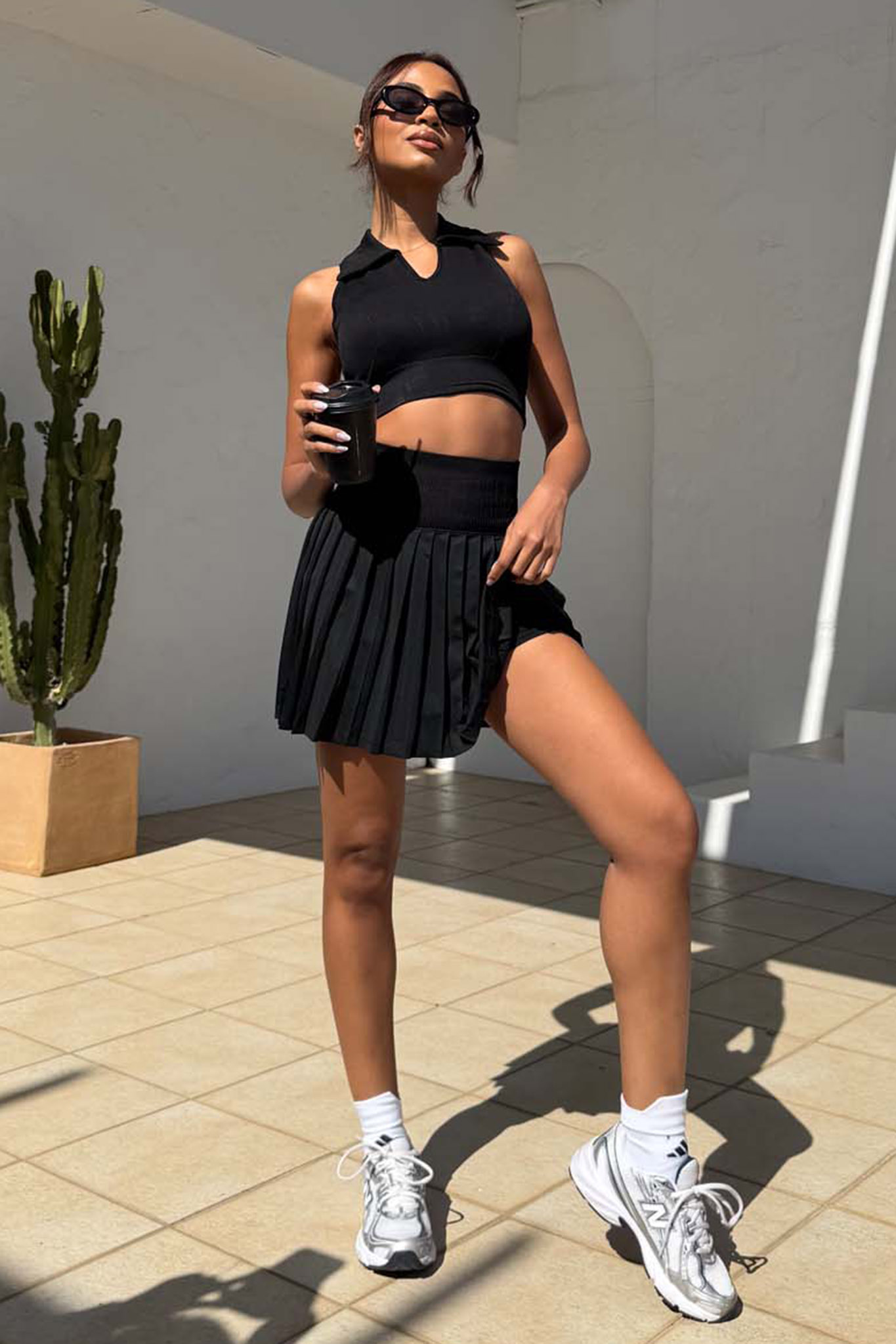 Alkina σετ crop τοπ με γιακά και φούστα-σορτς μαύρο - Image 1