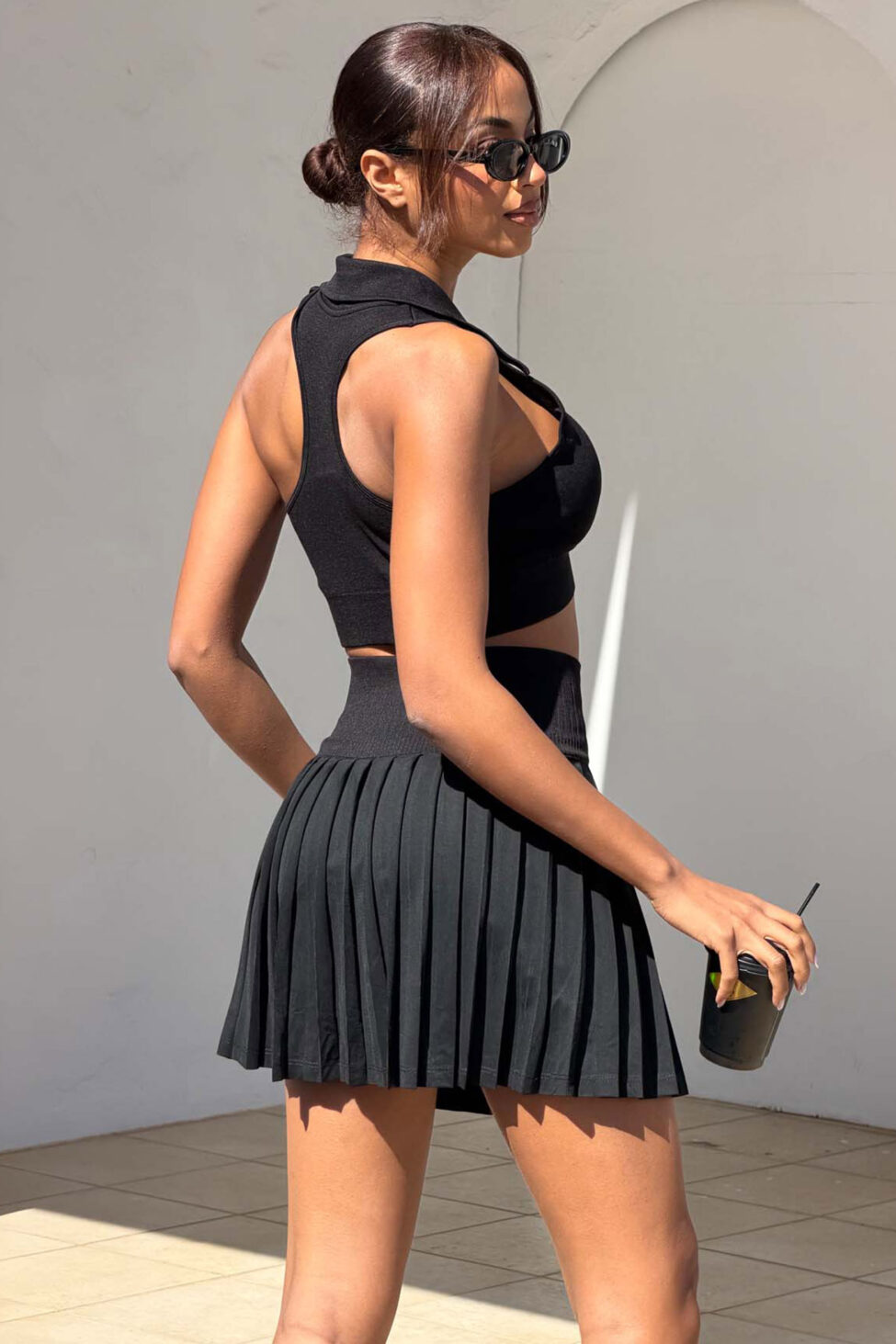 Alkina σετ crop τοπ με γιακά και φούστα-σορτς μαύρο - Image 2