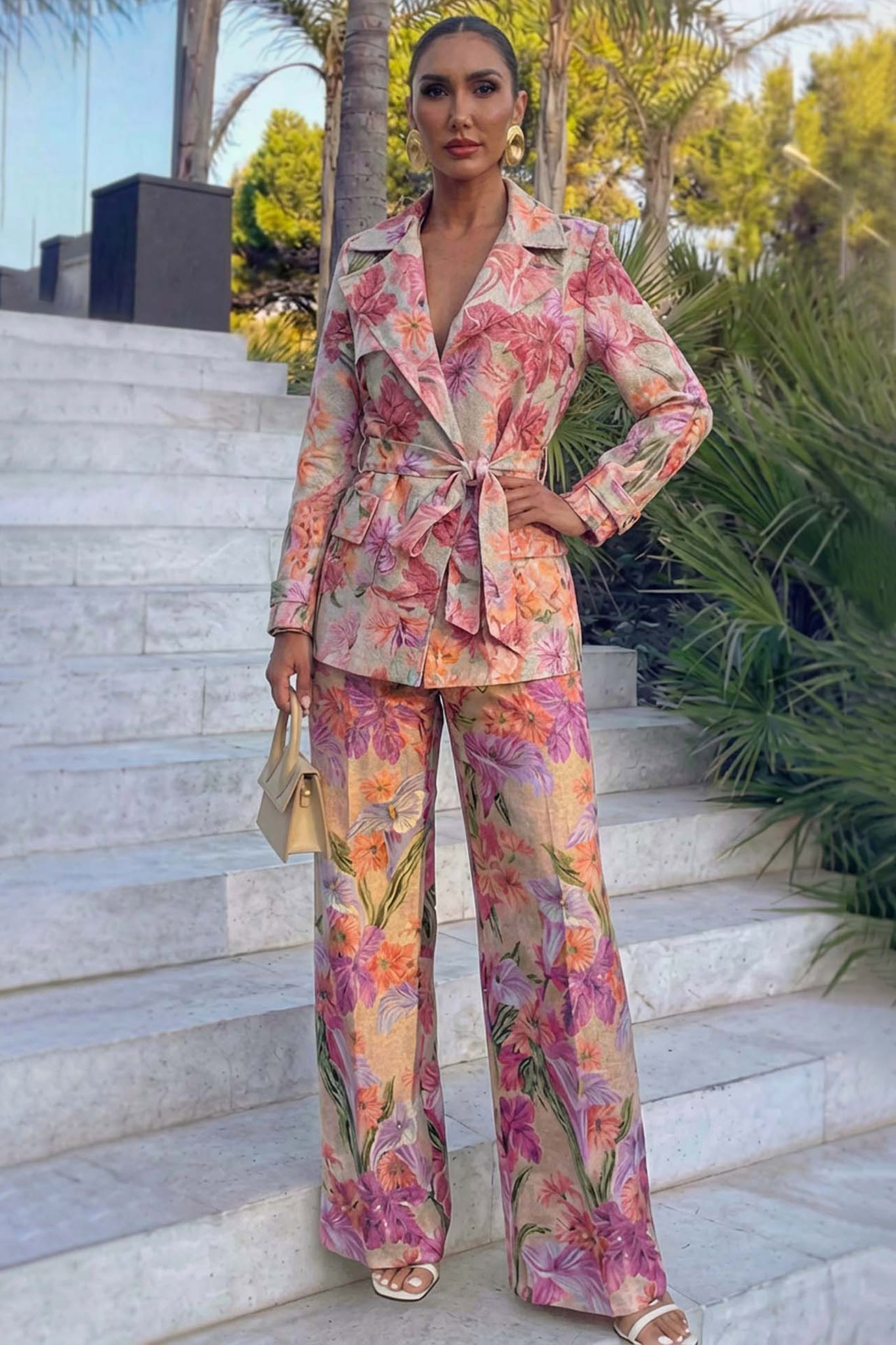 Emmaline σετ σακάκι παντελόνι φλοράλ ροζ Emmaline σετ σακάκι παντελόνι φλοράλ ροζ - Image 1