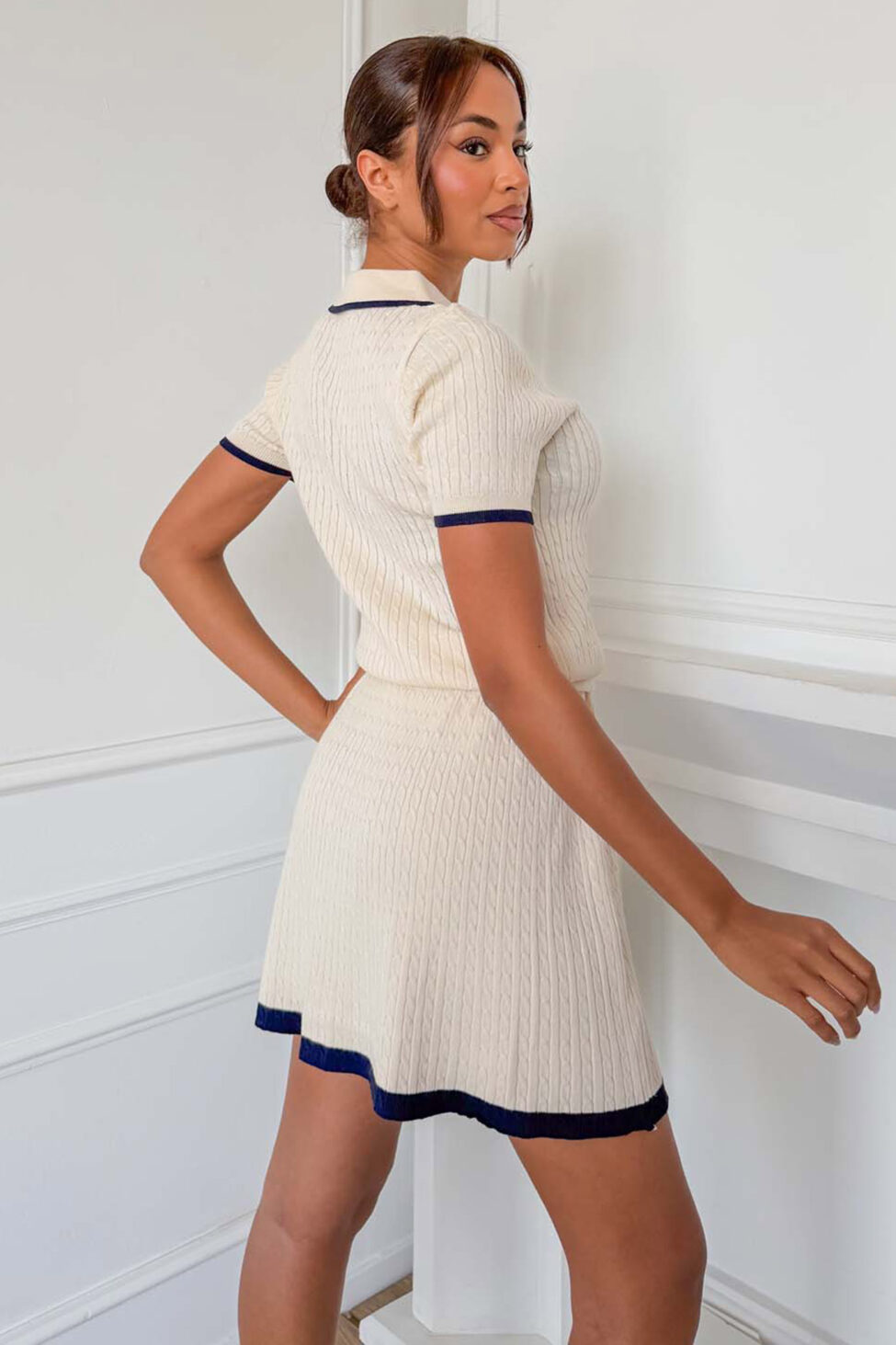 Ermias πλεκτό σετ τοπ με γιακά και μίνι φούστα μπεζ - Image 4