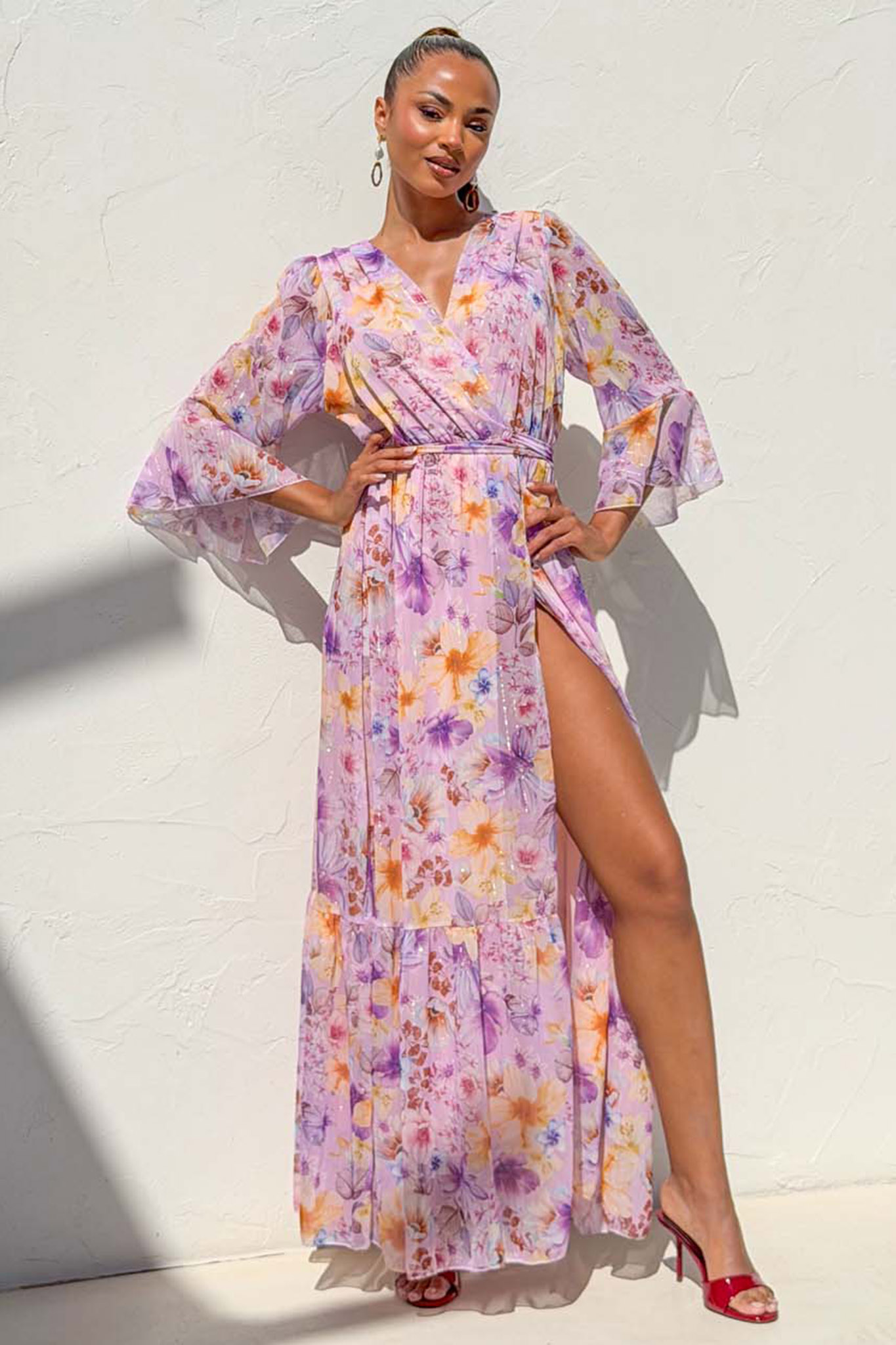 Jacklin φλοράλ φόρεμα κρουαζέ με βολάν και μανίκια καμπάνα λιλά - Image 1