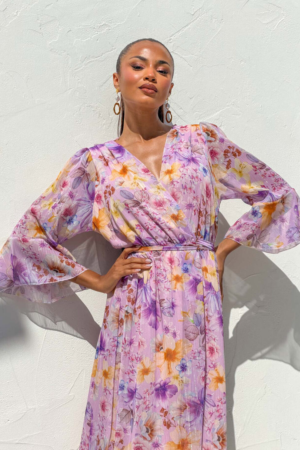 Jacklin φλοράλ φόρεμα κρουαζέ με βολάν και μανίκια καμπάνα λιλά - Image 4