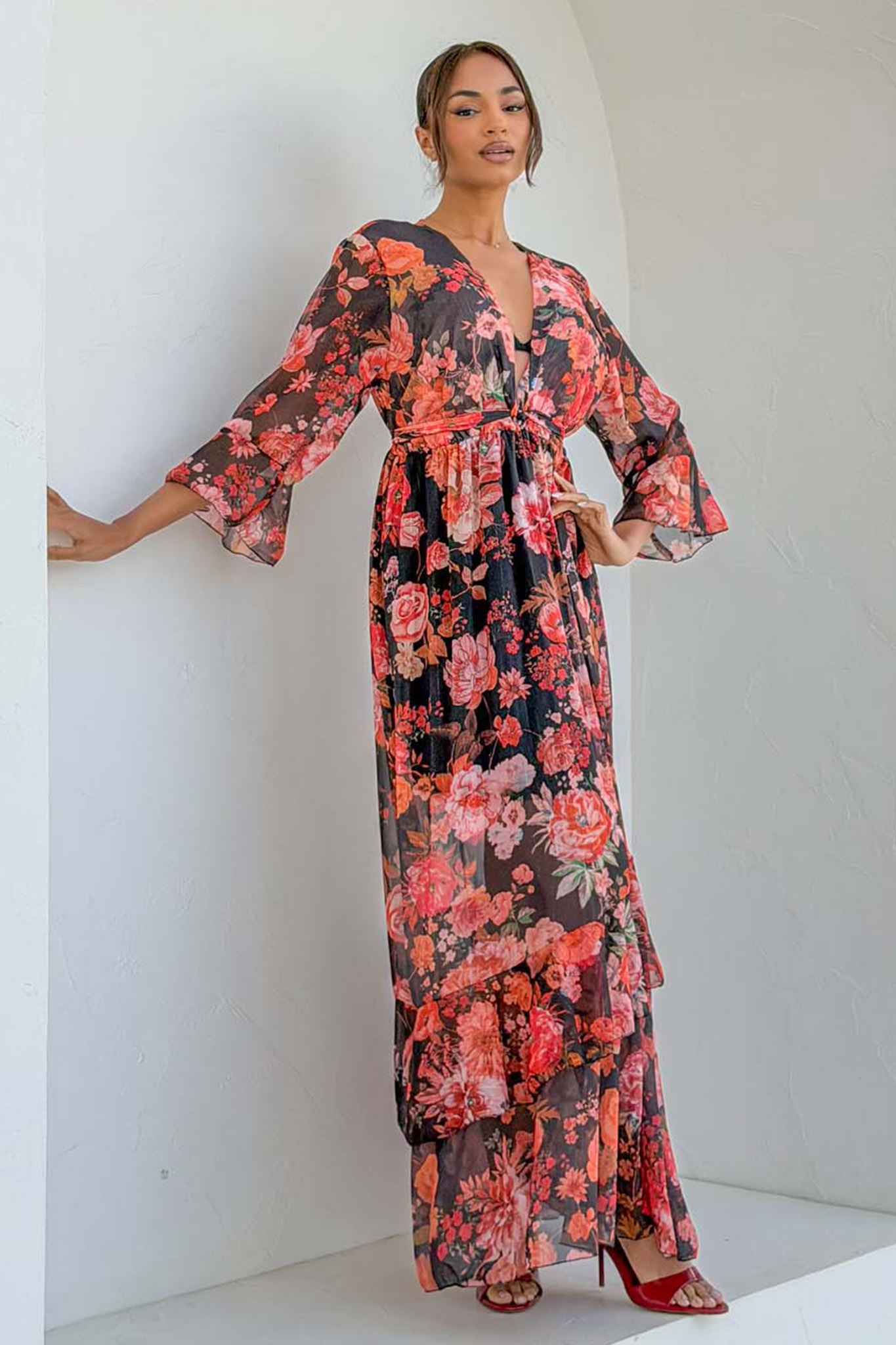 Jacklin φλοράλ φόρεμα κρουαζέ με βολάν και μανίκια καμπάνα μαύρο - Image 1