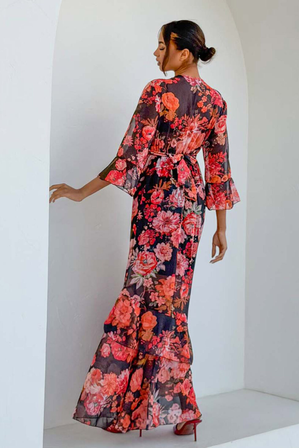 Jacklin φλοράλ φόρεμα κρουαζέ με βολάν και μανίκια καμπάνα μαύρο - Image 3