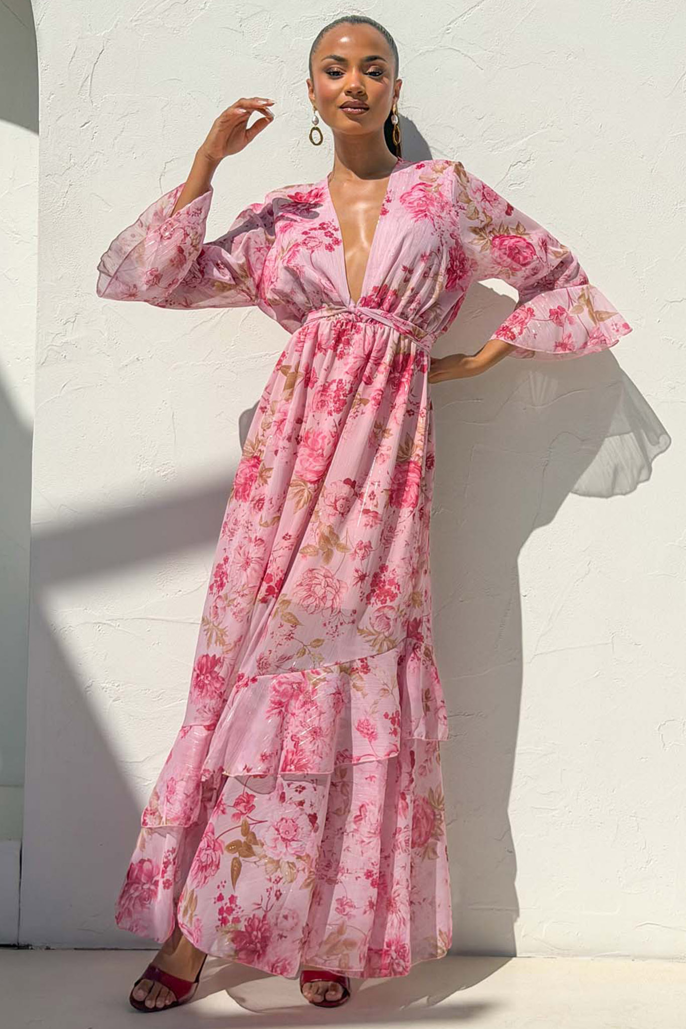 Jacklin φλοράλ φόρεμα κρουαζέ με βολάν και μανίκια καμπάνα ροζ - Image 1