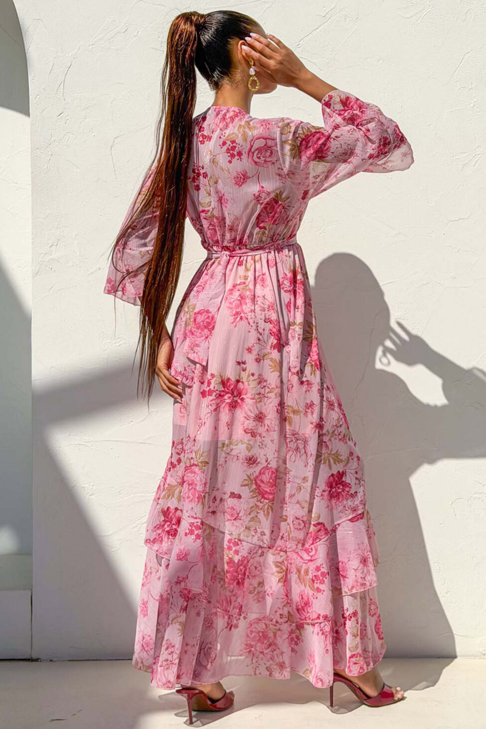 Jacklin φλοράλ φόρεμα κρουαζέ με βολάν και μανίκια καμπάνα ροζ - Image 2