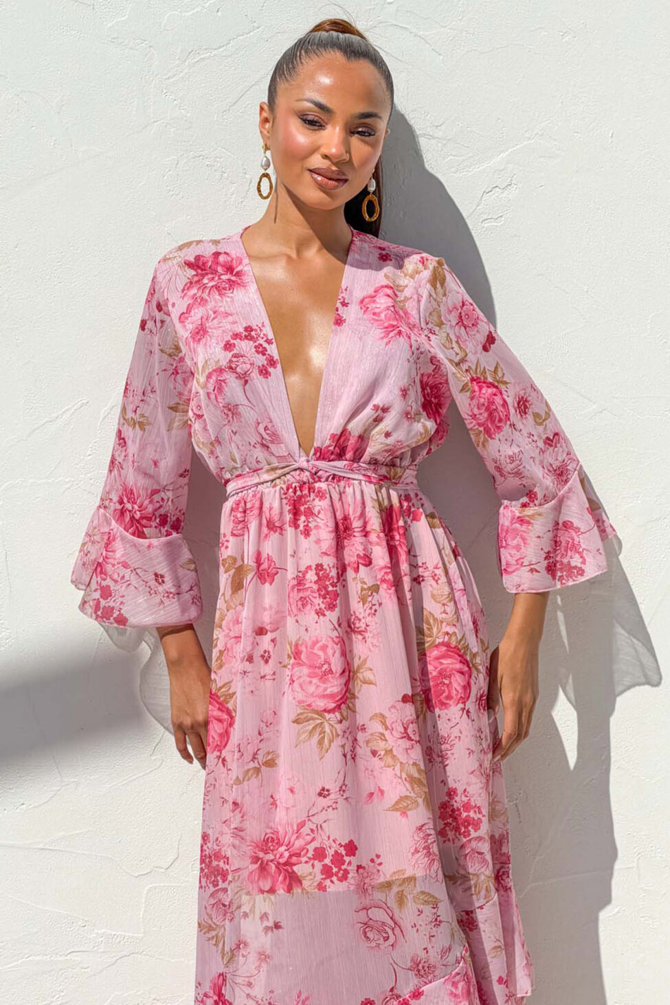 Jacklin φλοράλ φόρεμα κρουαζέ με βολάν και μανίκια καμπάνα ροζ - Image 3