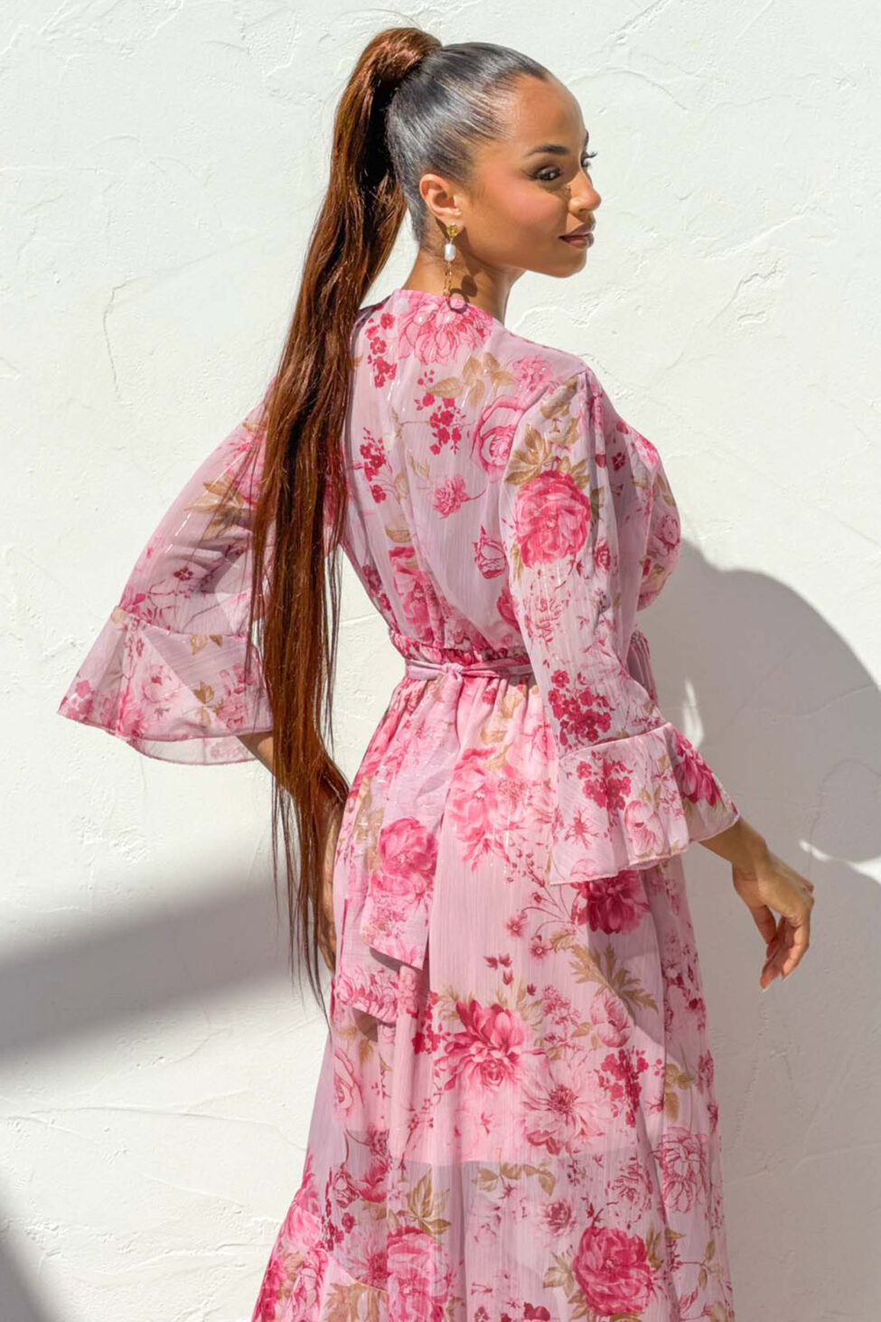 Jacklin φλοράλ φόρεμα κρουαζέ με βολάν και μανίκια καμπάνα ροζ - Image 4