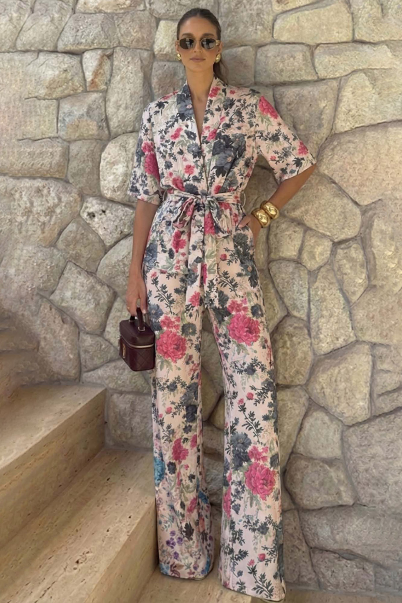 Melda σετ σακάκι κοντομάνικο με παντελόνι φλοράλ ροζ Melda σετ σακάκι κοντομάνικο με παντελόνι φλοράλ ροζ - Image 1