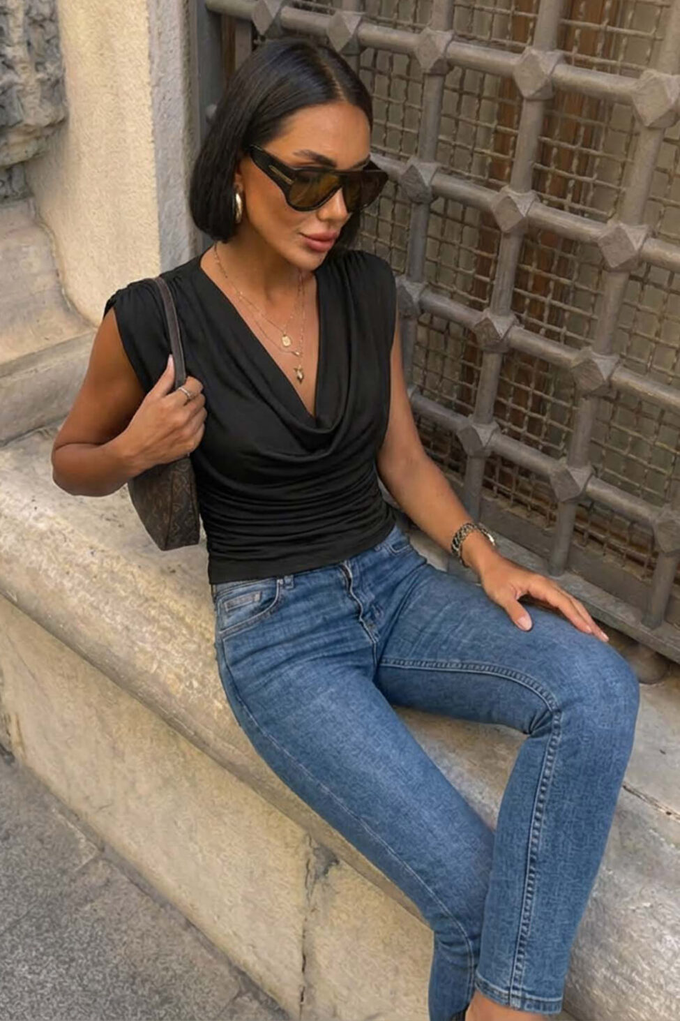 Priscilla τοπ με ντραπέ λαιμόκοψη και πλαϊνές σούρες μαύρο - Image 2