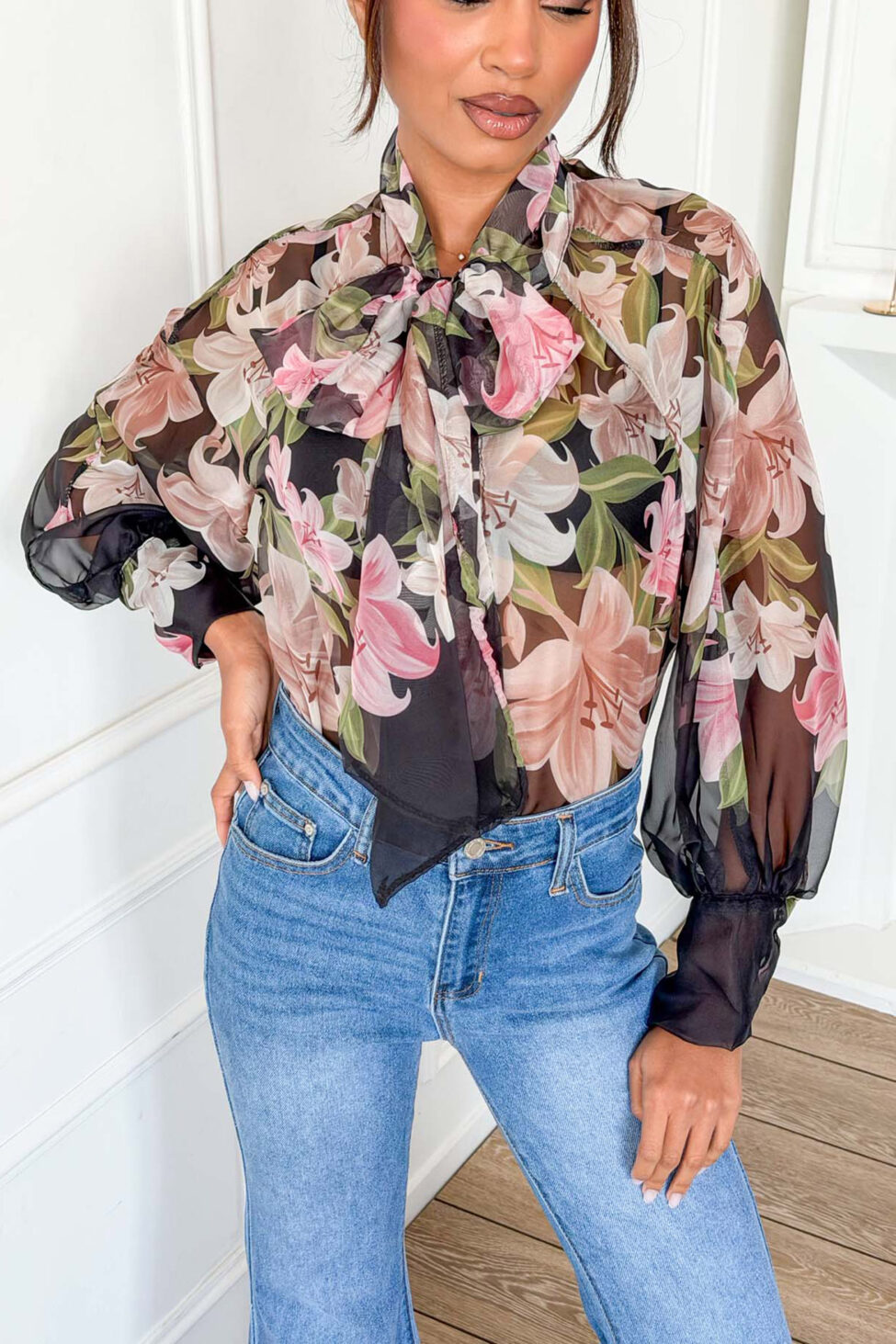 Raisa φλόραλ πουκάμισο με φιόγκο στον λαιμό μαύρο - Image 2