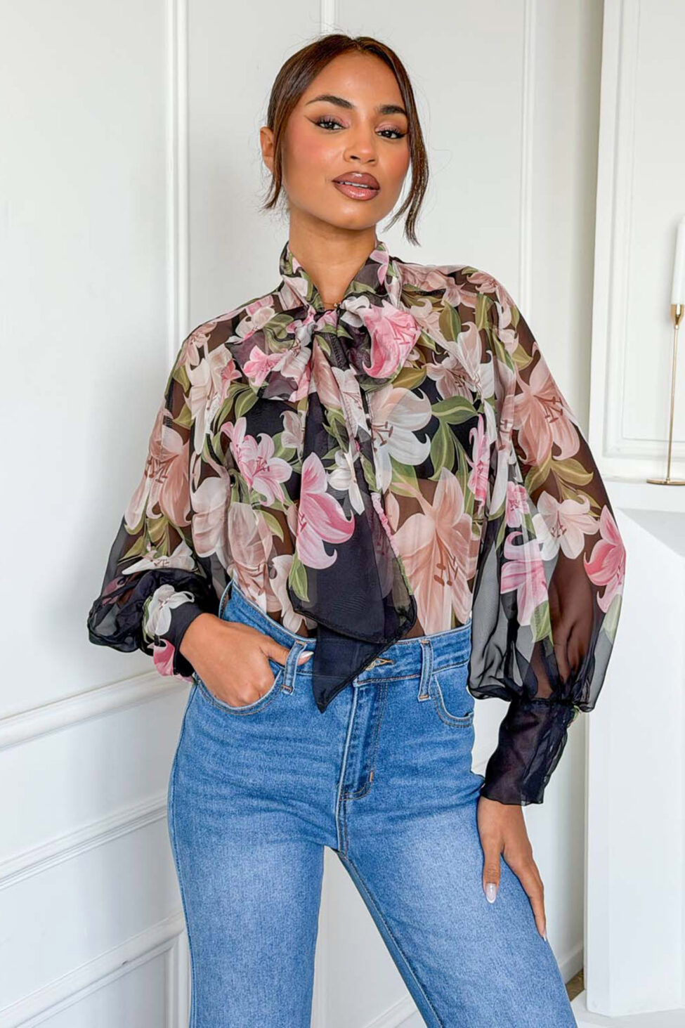 Raisa φλόραλ πουκάμισο με φιόγκο στον λαιμό μαύρο - Image 3