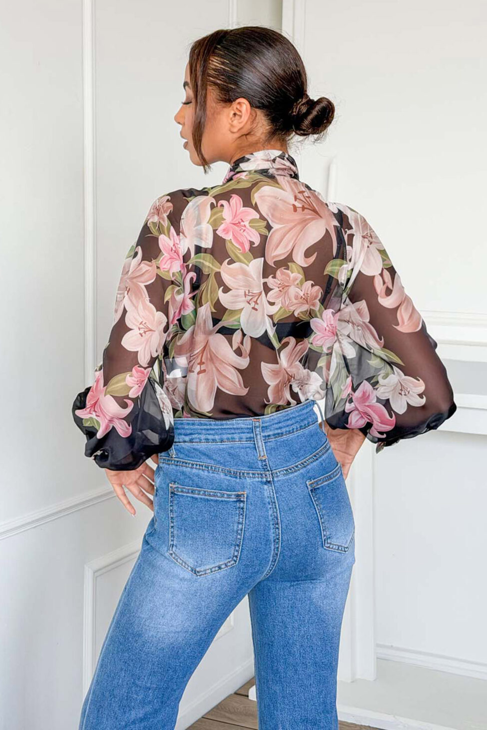 Raisa φλόραλ πουκάμισο με φιόγκο στον λαιμό μαύρο - Image 4